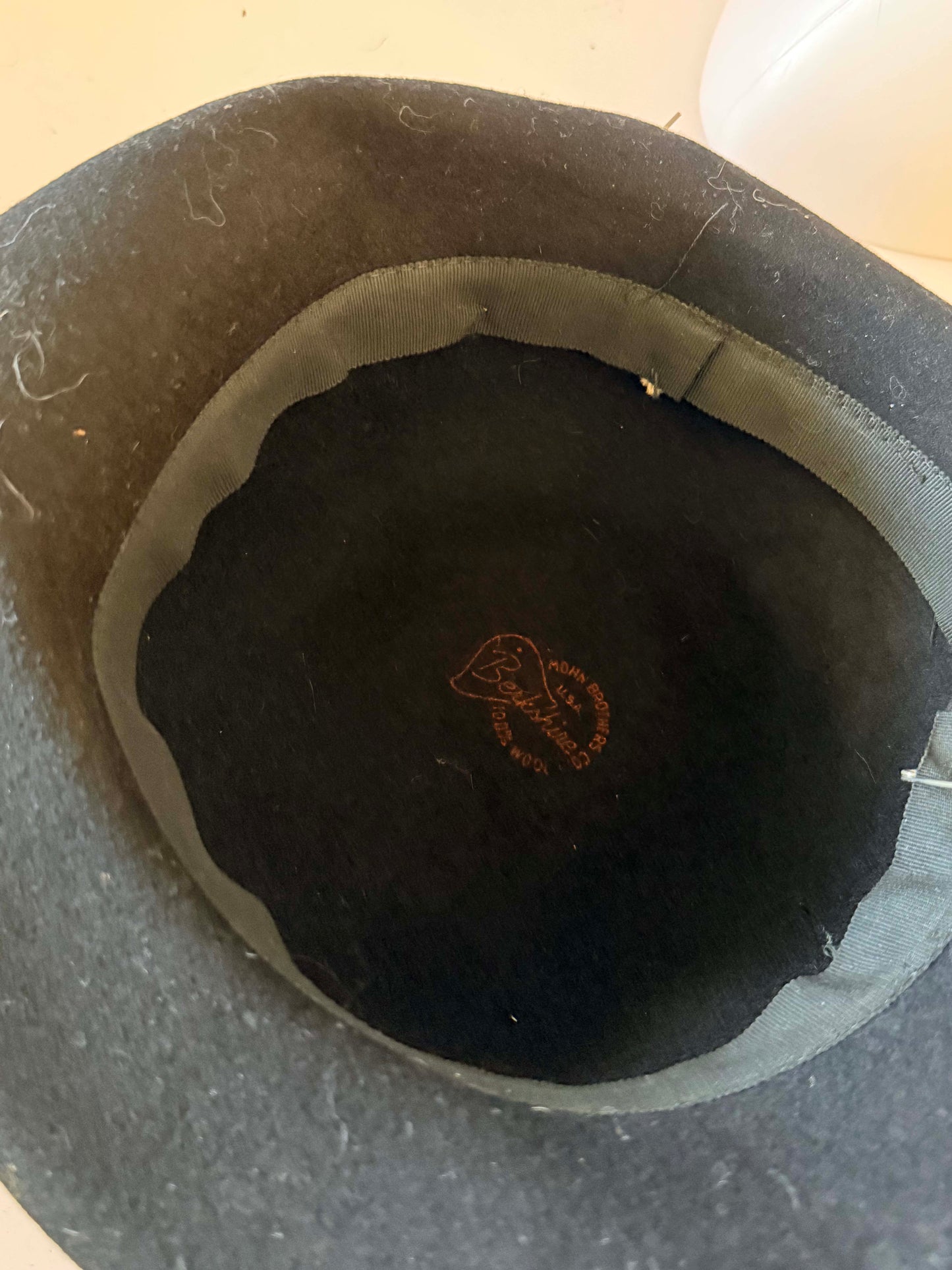 1940s Mr Charles Black Felt Cocktail Hat with Gold Deco Pin – Sculptural Mid Century Tilt Hat