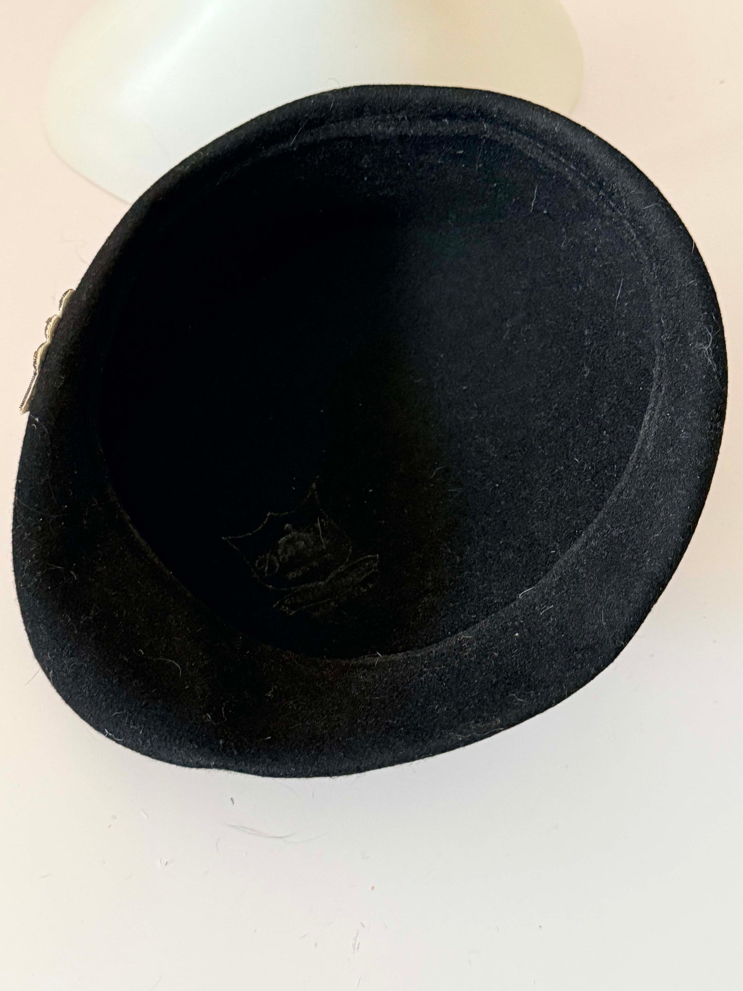 Vintage Black Felt Tilt Beret Hat with Beaded Appliqué – Elegant Mid-Century Cocktail Hat