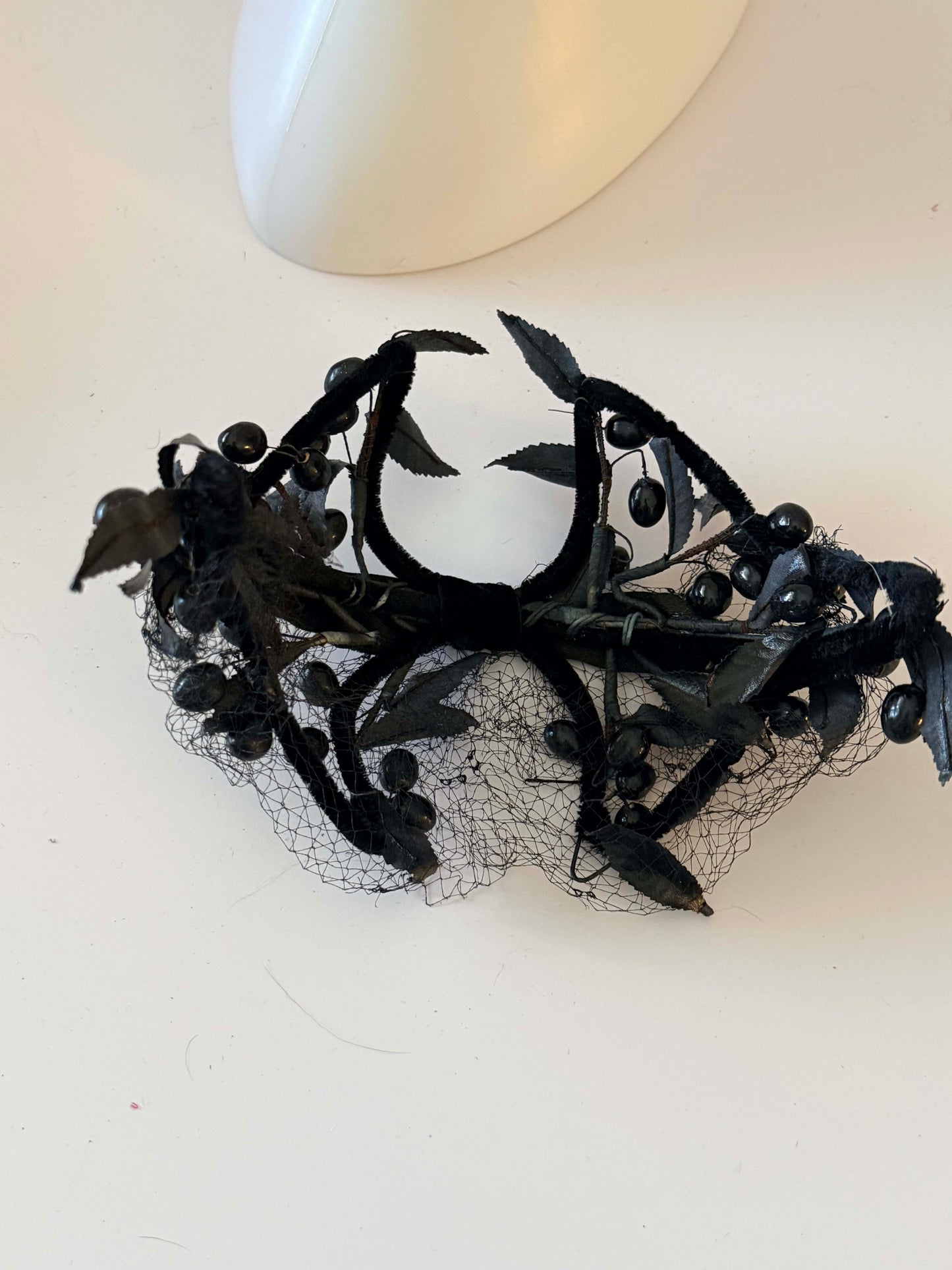 Vintage 1940s–1950s Black Berry Fascinator Gothic Veil Headpiece Victorian Mourning Style Halo Crown Dark Romantic Millinery