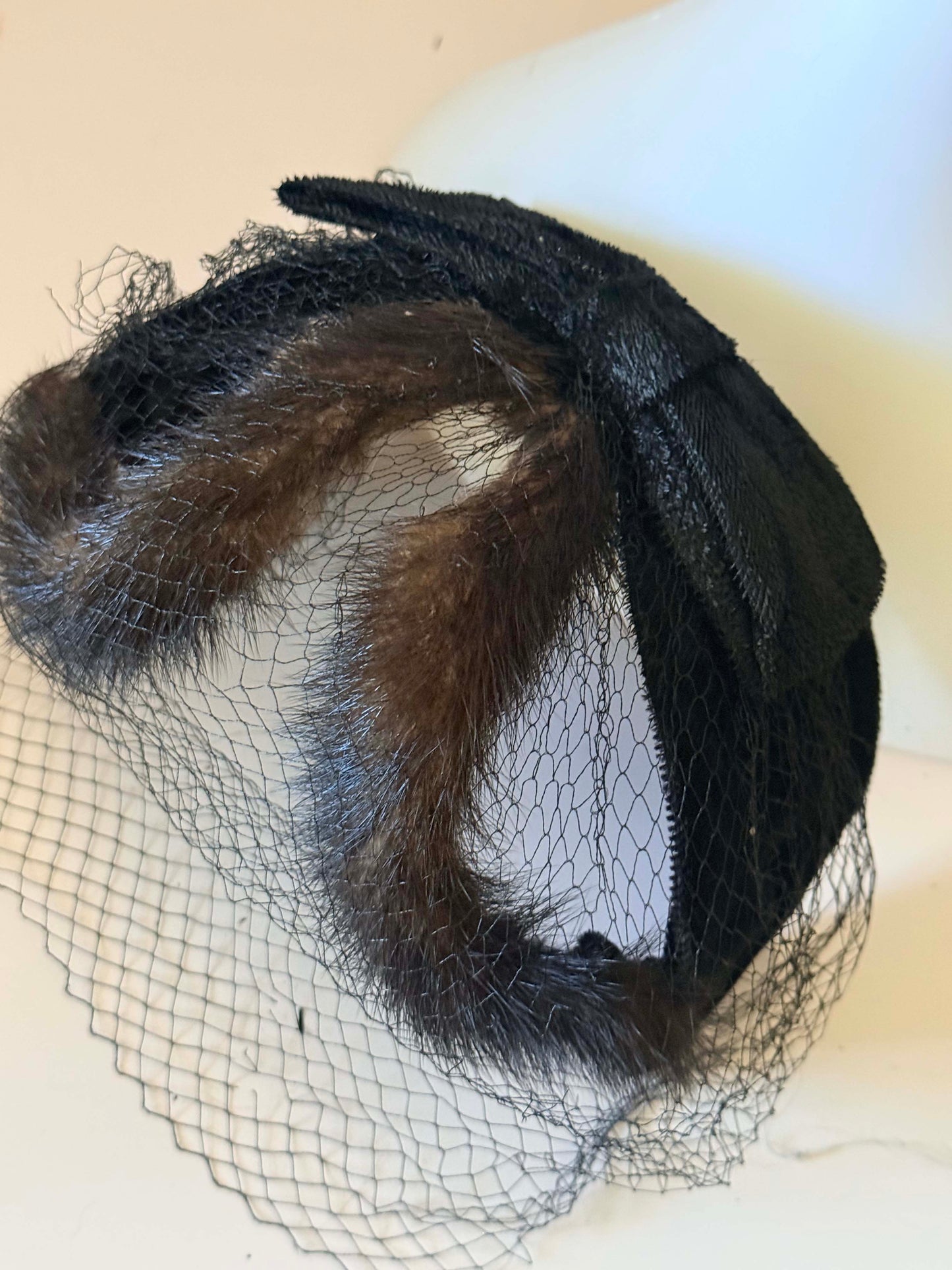 1950s Black Velvet & Mink Fascinator – Veiled Cocktail Hat – Mid-Century Fur Trim Statement Piece