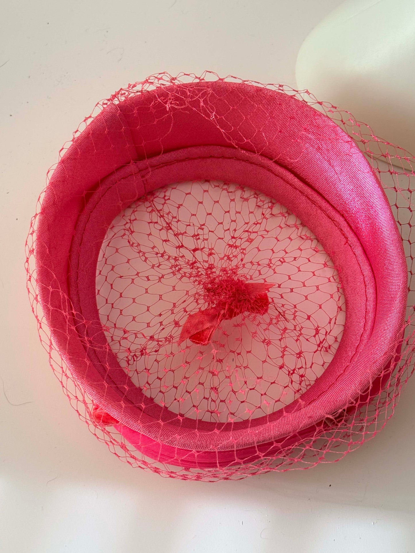 1950s–1960s Vintage Pink Halo Hat – Veiled Cocktail Headpiece – Structured Ring Hat – Mid Century Statement