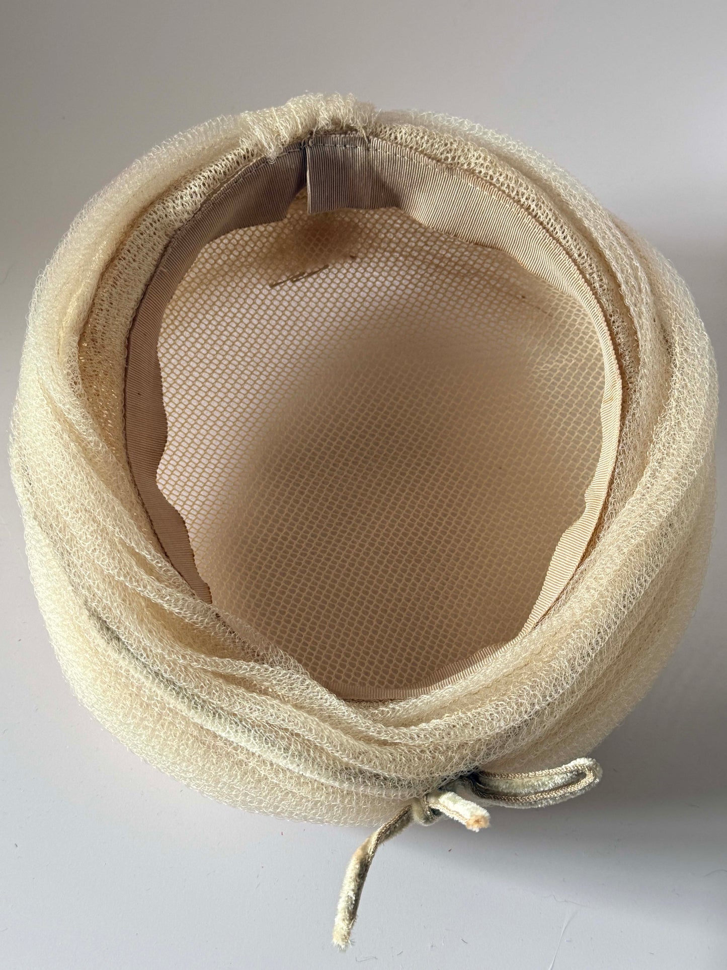 1950s Cream Textured Knit Pillbox Hat – Soft Sculptural Mid-Century Minimalist Headpiece