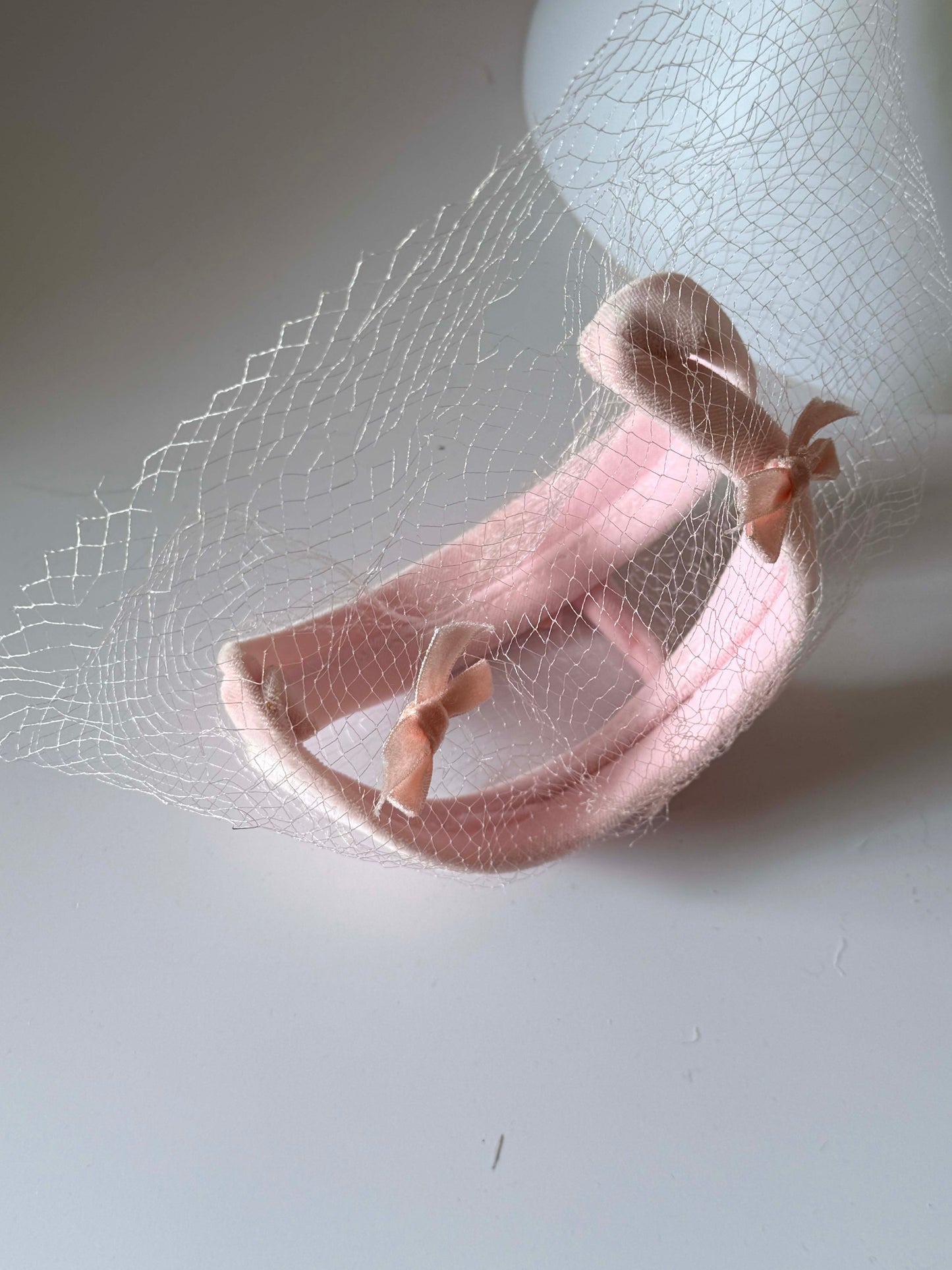 1960s Blush Pink Velvet Halo Hat with Veil – Vintage Bow Cocktail Hat – Mid Century Bridal Headpiece – Soft Romantic Millinery