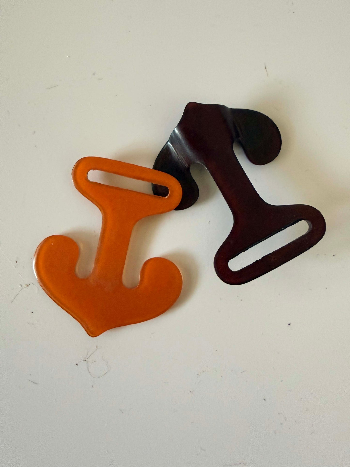 1940s–1950s Vintage Bakelite Belt Buckle – Two Tone Butterscotch & Chocolate Brown Sculptural Mid Century Modern Clasp