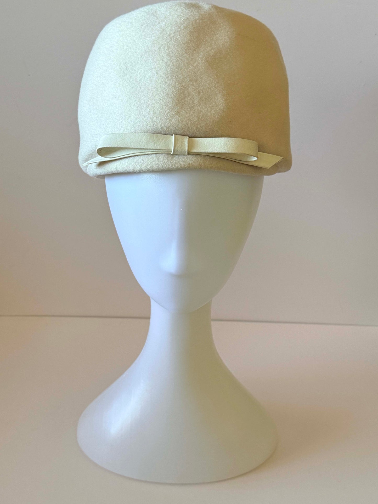 1960s Cream Felt Cloche Hat – Minimalist Mid Century Winter Hat with Bow