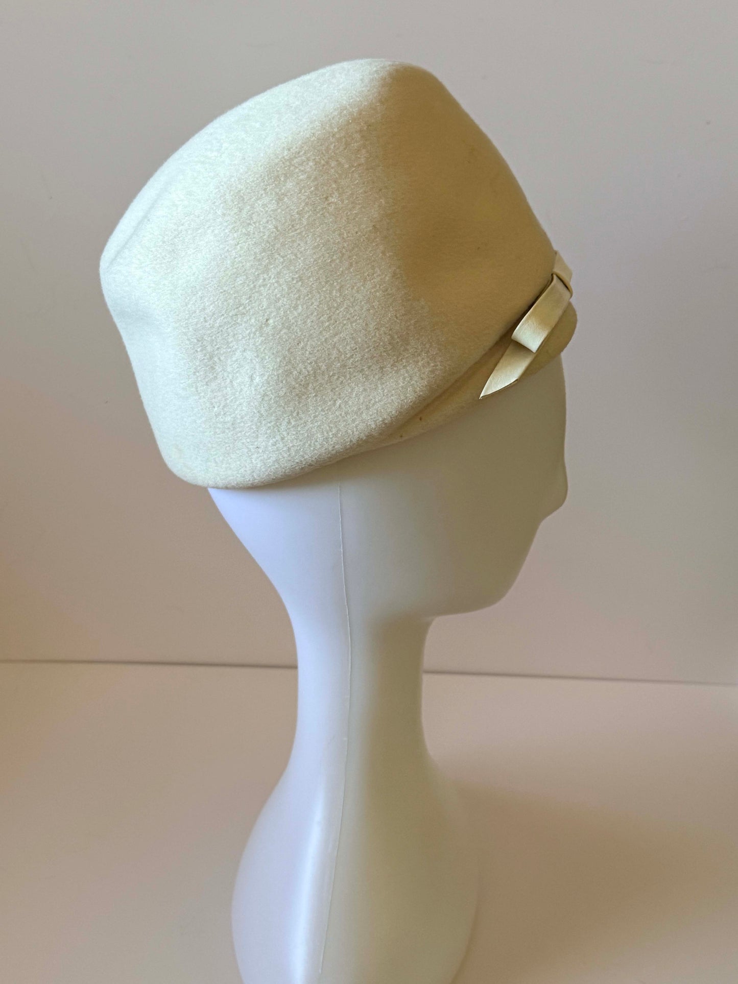 1960s Cream Felt Cloche Hat – Minimalist Mid Century Winter Hat with Bow