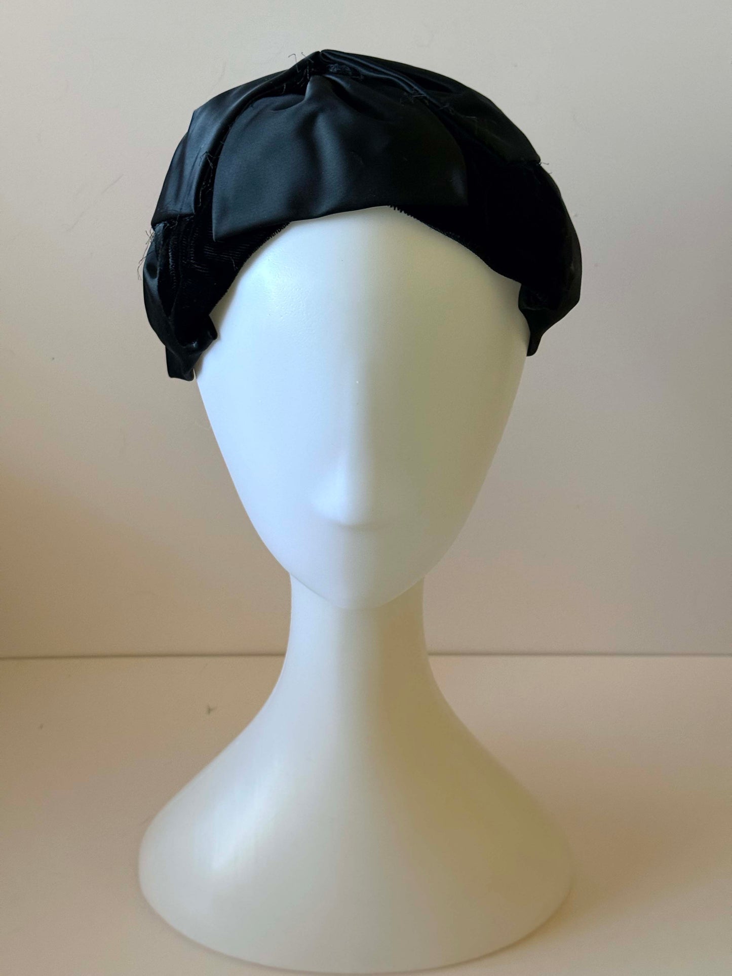 1950s Black Velvet and Satin Fascinator – Vintage Sculpted Audrey Hepburn Style