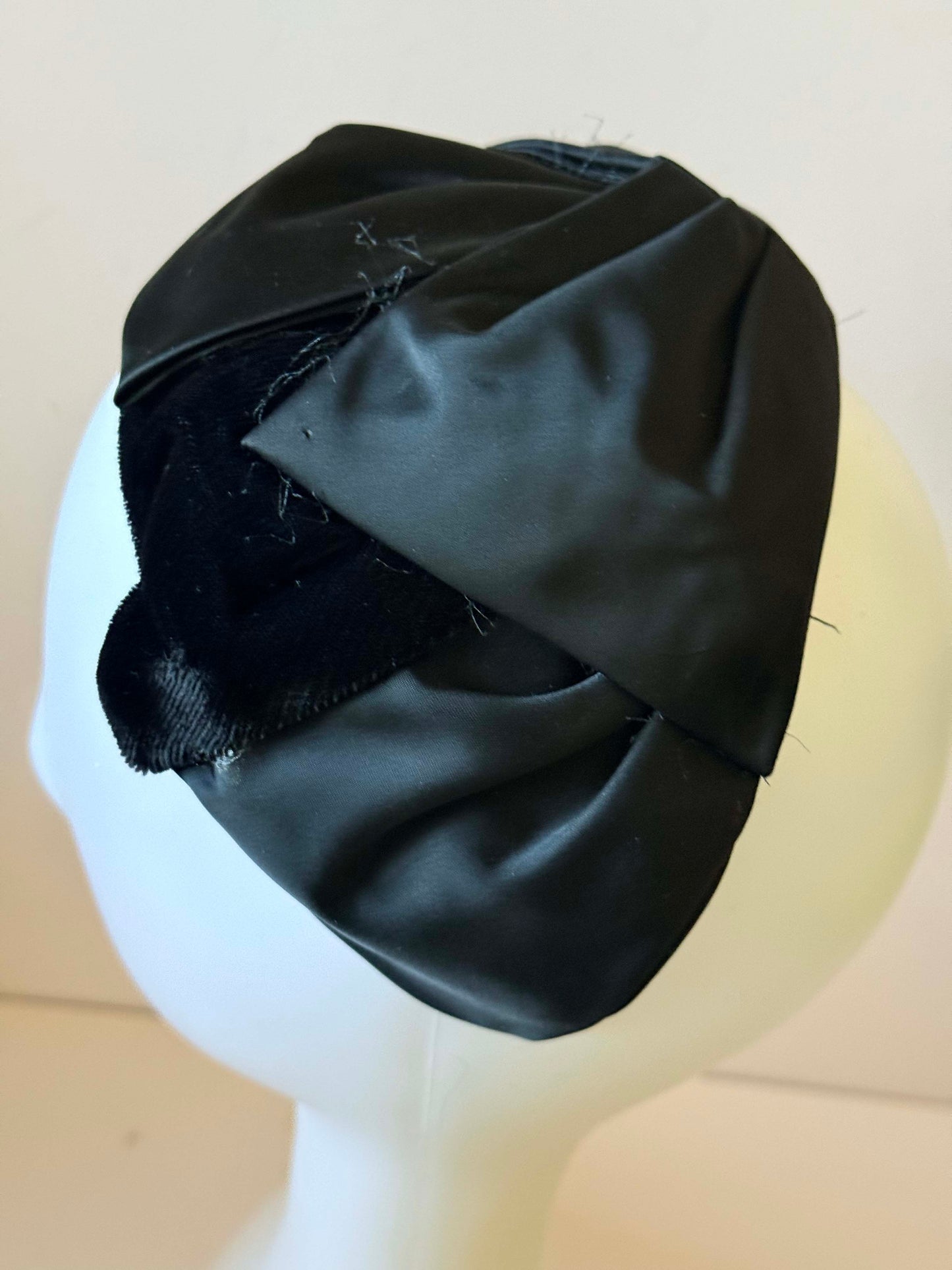 1950s Black Velvet and Satin Fascinator – Vintage Sculpted Audrey Hepburn Style