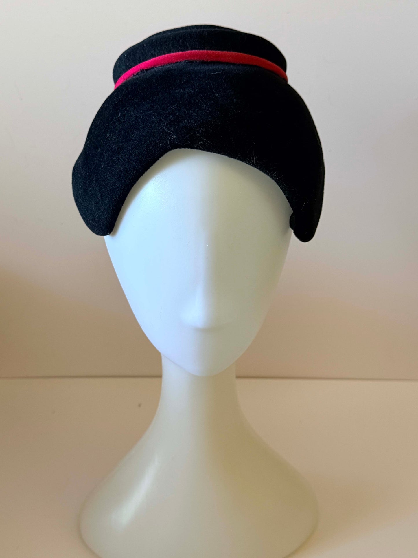 1940s–1950s Marche Navy - Black Felt Structured Vintage Hat with Red Trim | Vintage Roses Accent Hat