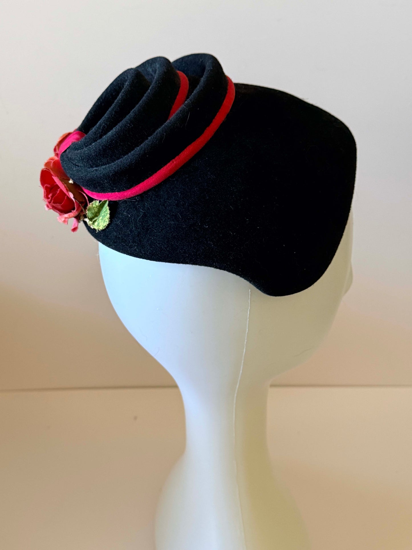 1940s–1950s Marche Navy - Black Felt Structured Vintage Hat with Red Trim | Vintage Roses Accent Hat