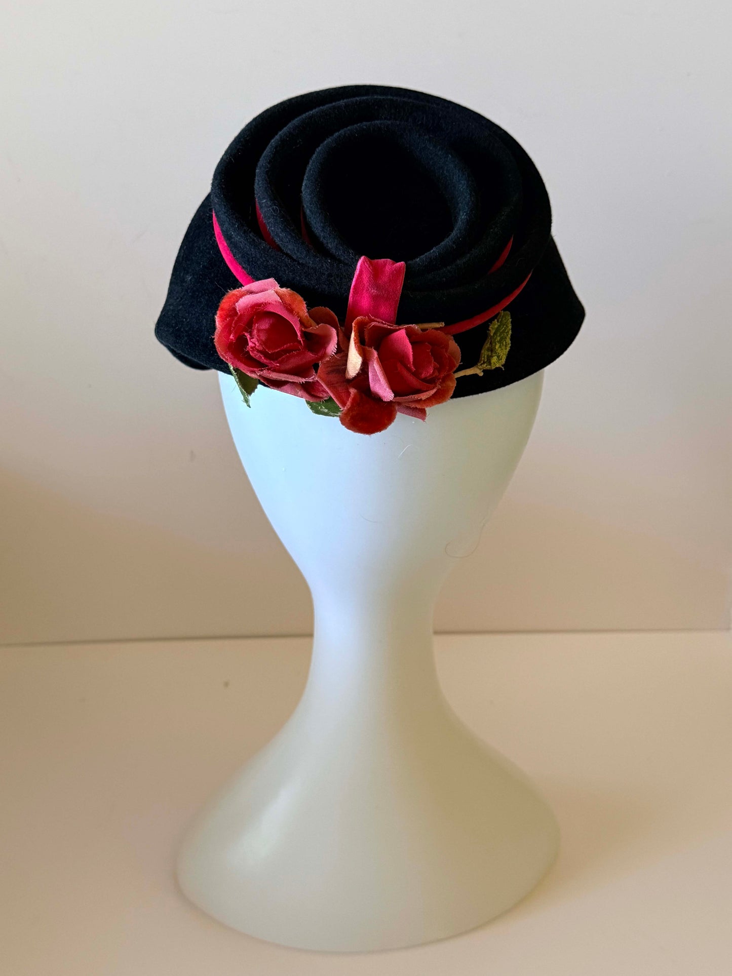 1940s–1950s Marche Navy - Black Felt Structured Vintage Hat with Red Trim | Vintage Roses Accent Hat