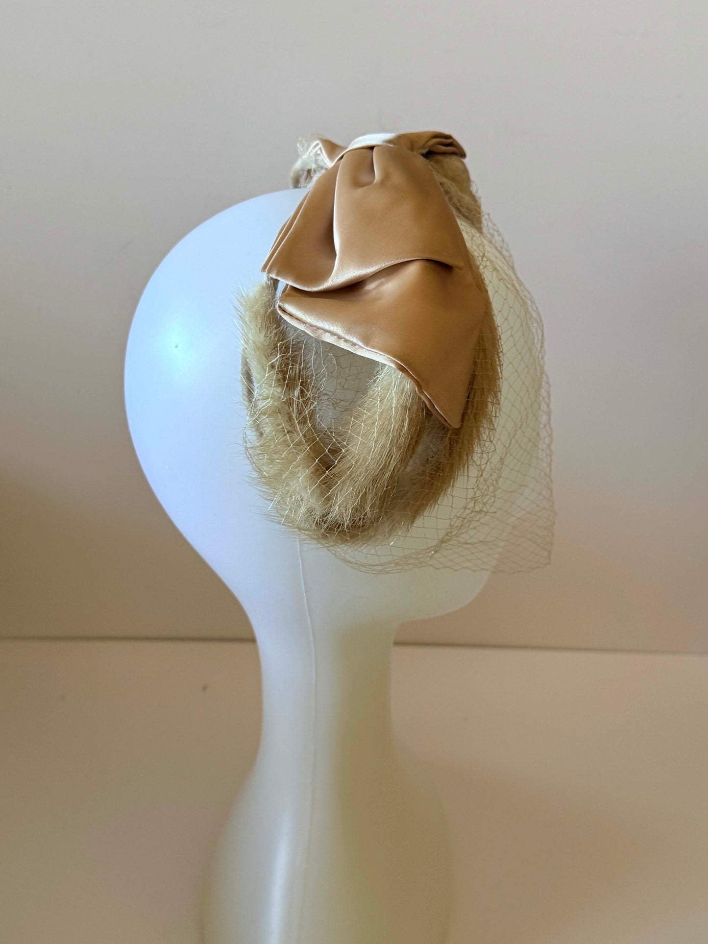 1940s - 1950s Champagne Mink Fur and Satin Bow Fascinator Hat with Veil | Vintage Bridal Cocktail Hat