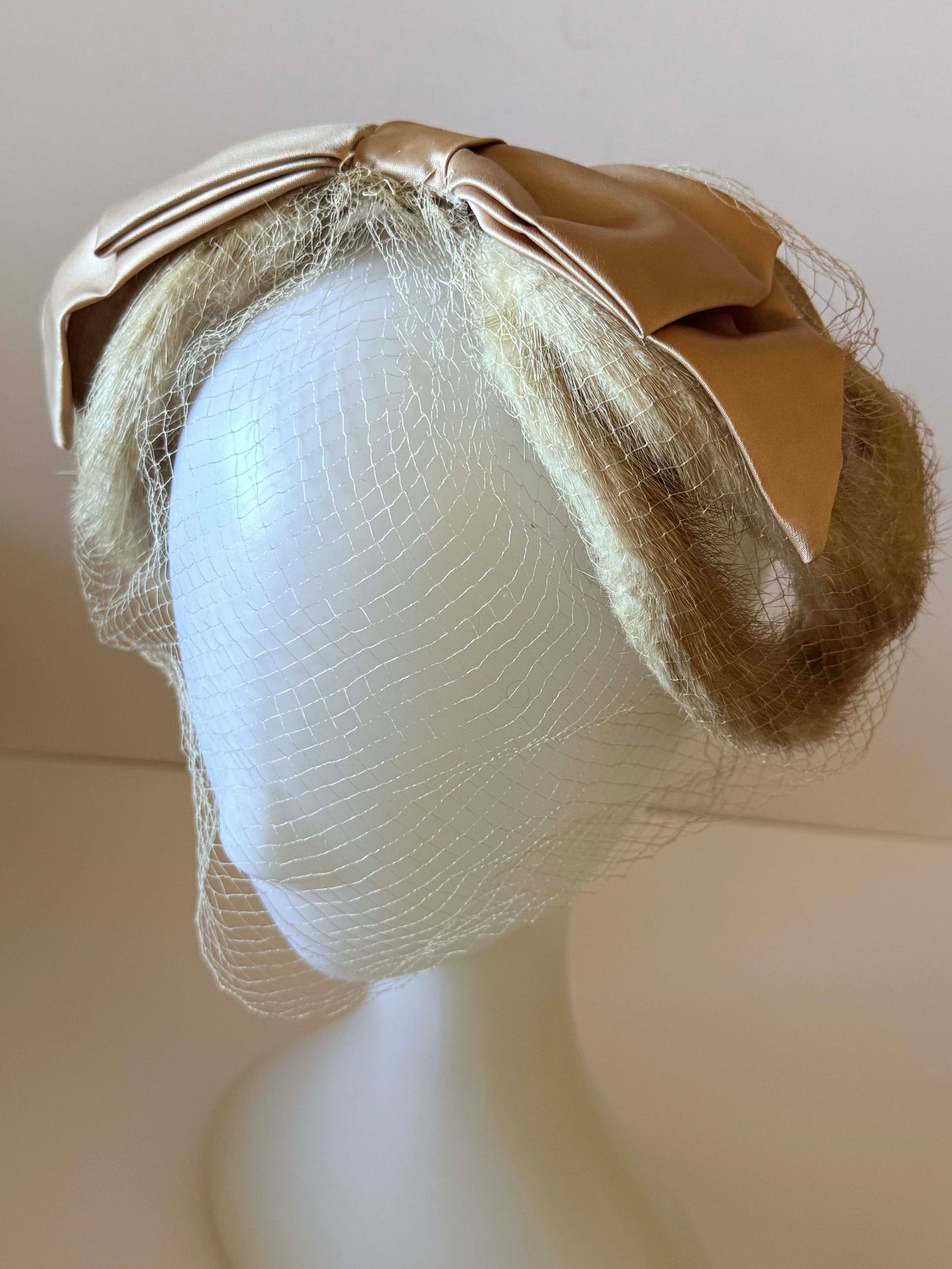 1940s - 1950s Champagne Mink Fur and Satin Bow Fascinator Hat with Veil | Vintage Bridal Cocktail Hat