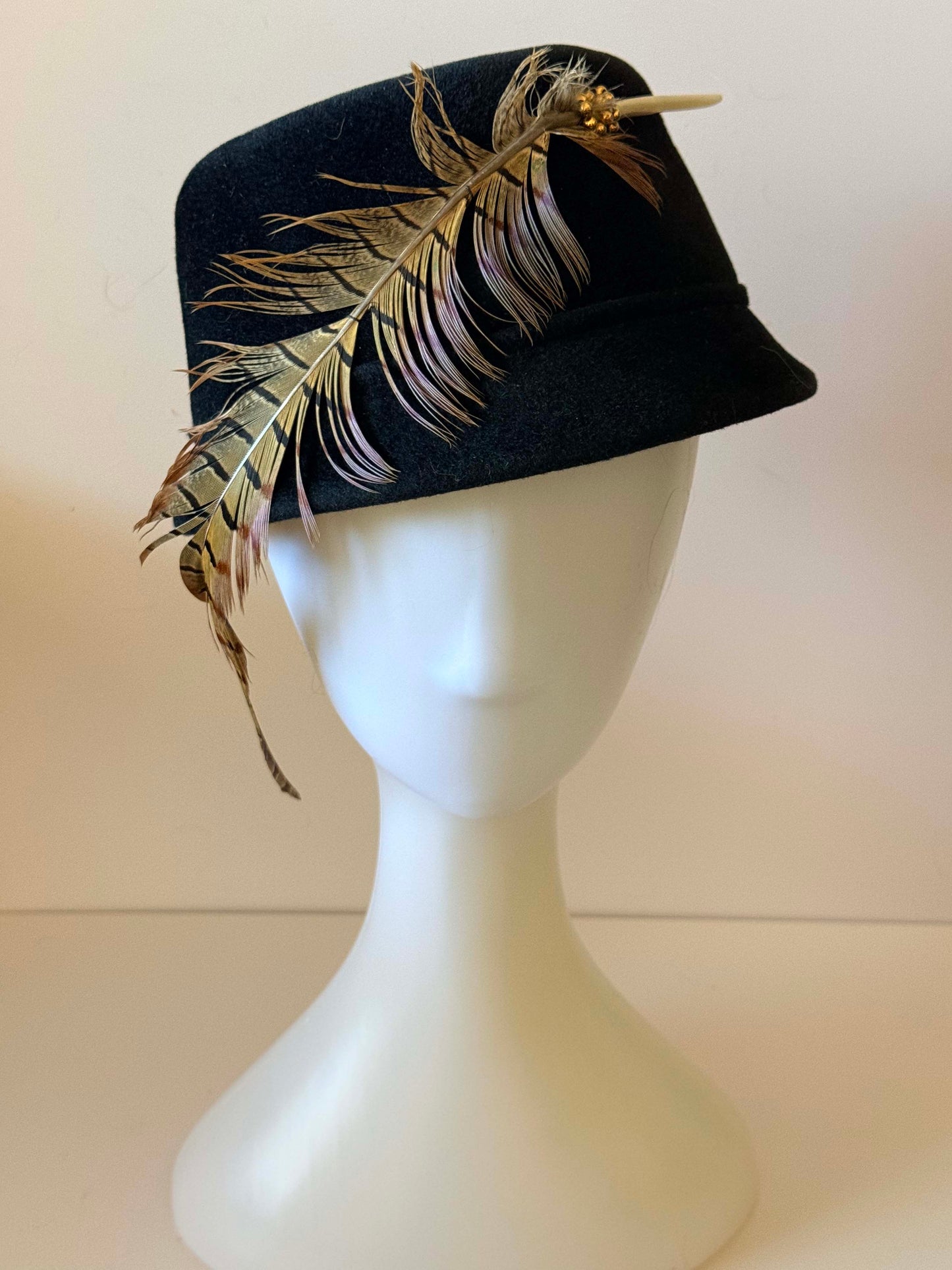 1940s Black Felt Hat with Feather Accent – Vintage Mid Century Statement Hat