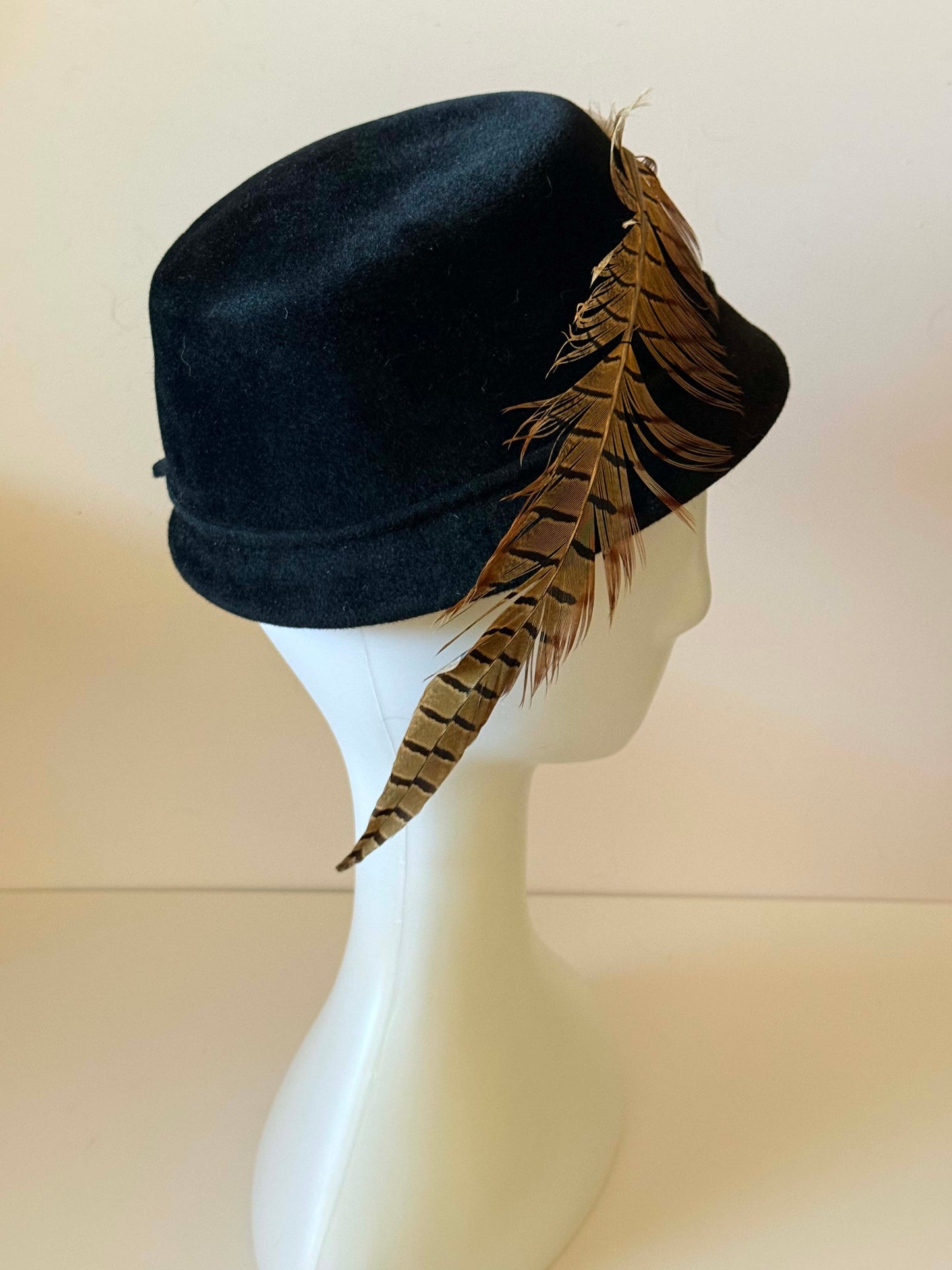 1940s Black Felt Hat with Feather Accent – Vintage Mid Century Statement Hat
