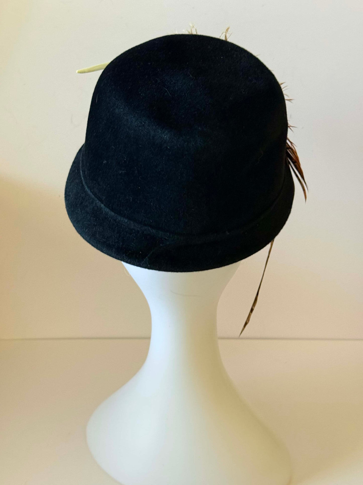 1940s Black Felt Hat with Feather Accent – Vintage Mid Century Statement Hat