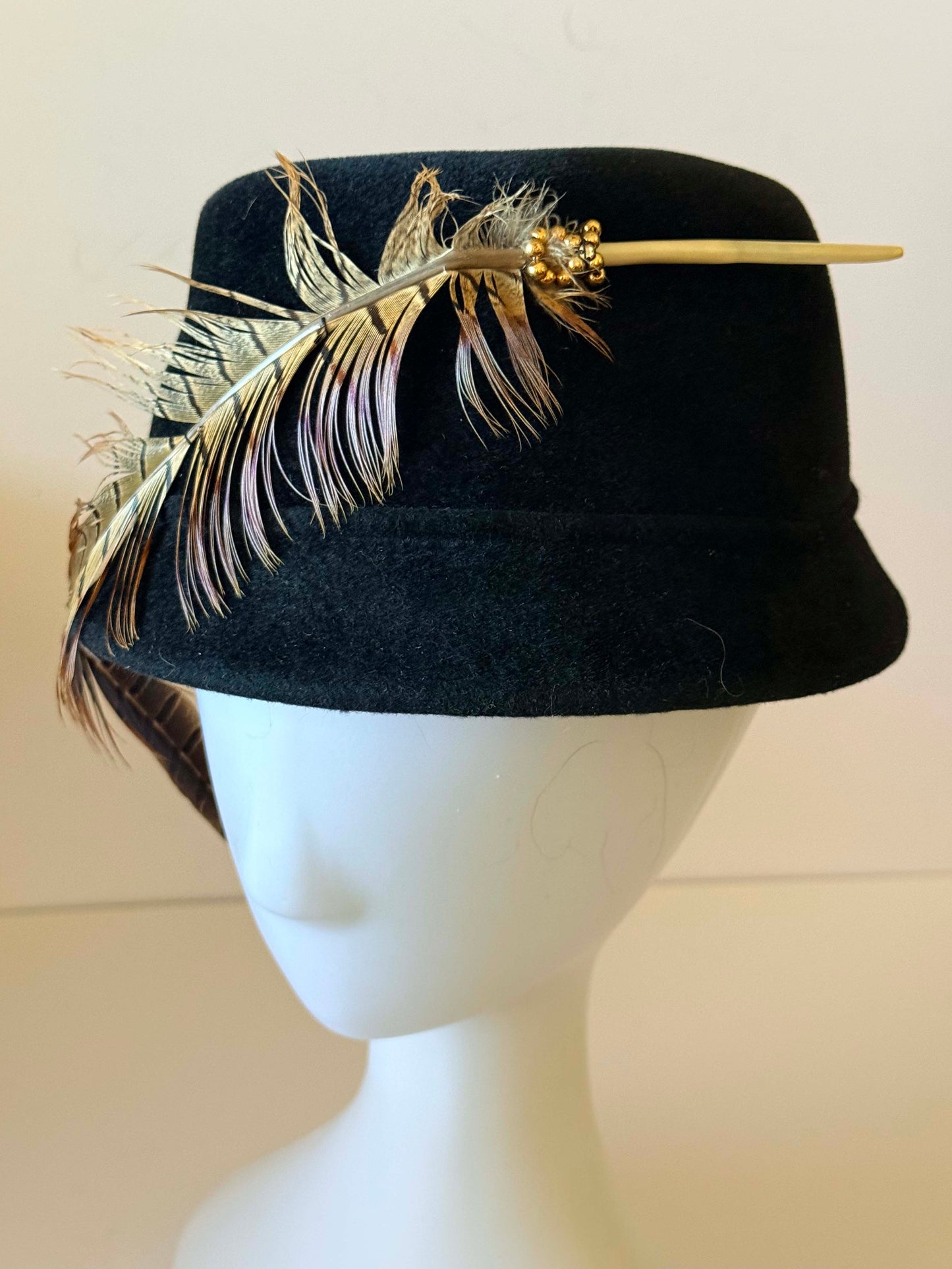 1940s Black Felt Hat with Feather Accent – Vintage Mid Century Statement Hat