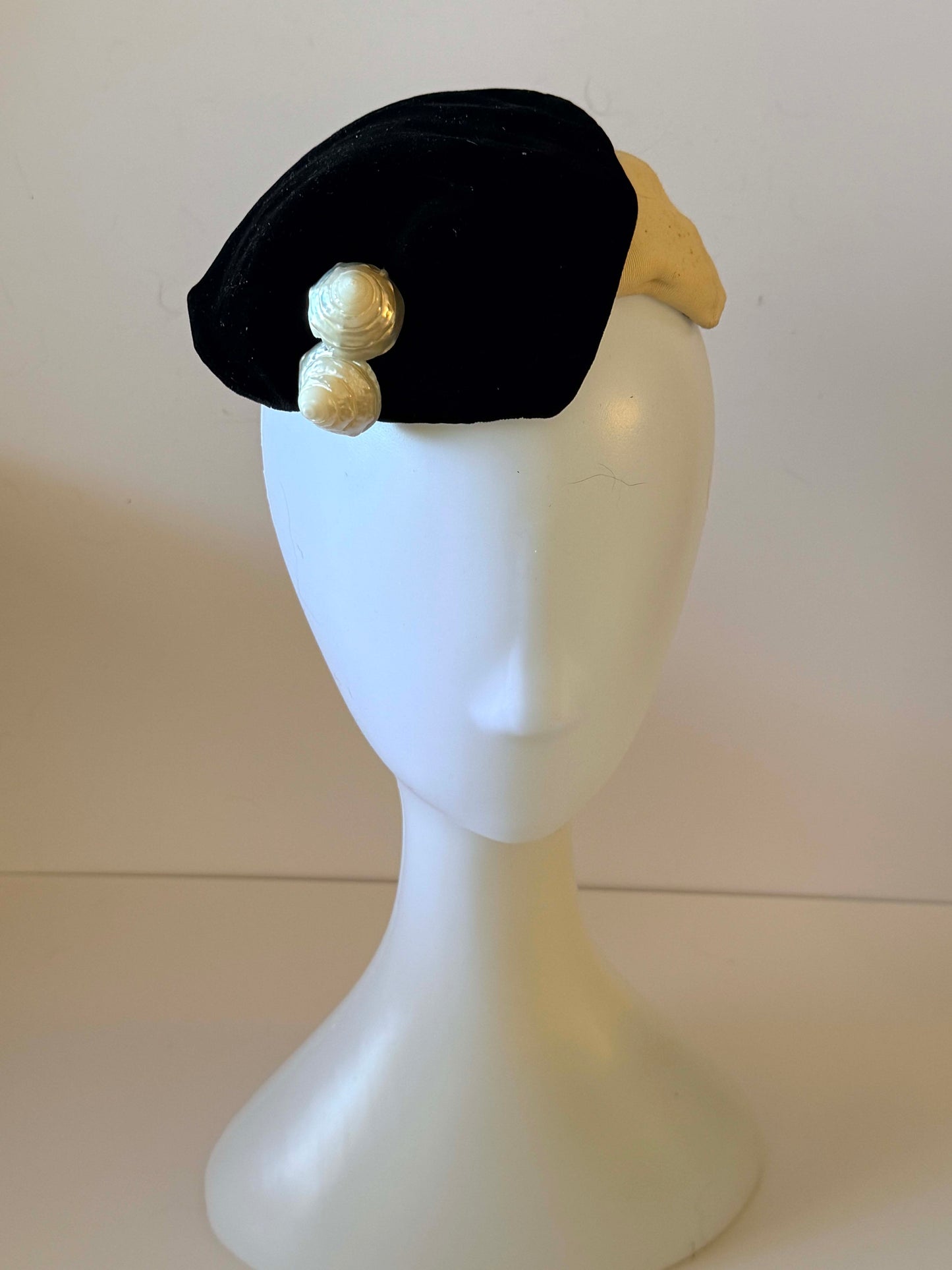 Rosalie DeBow 1930s 1940s Black Velvet Ivory Tilt Hat with Seashell – Vintage Grosgrain Cocktail Hat