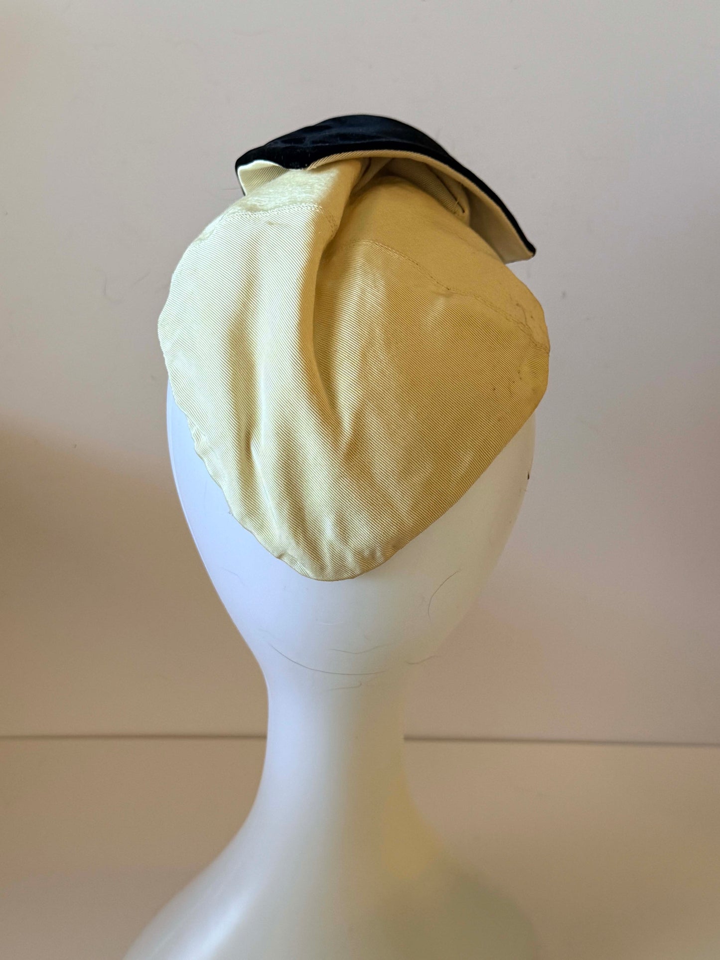 Rosalie DeBow 1930s 1940s Black Velvet Ivory Tilt Hat with Seashell – Vintage Grosgrain Cocktail Hat