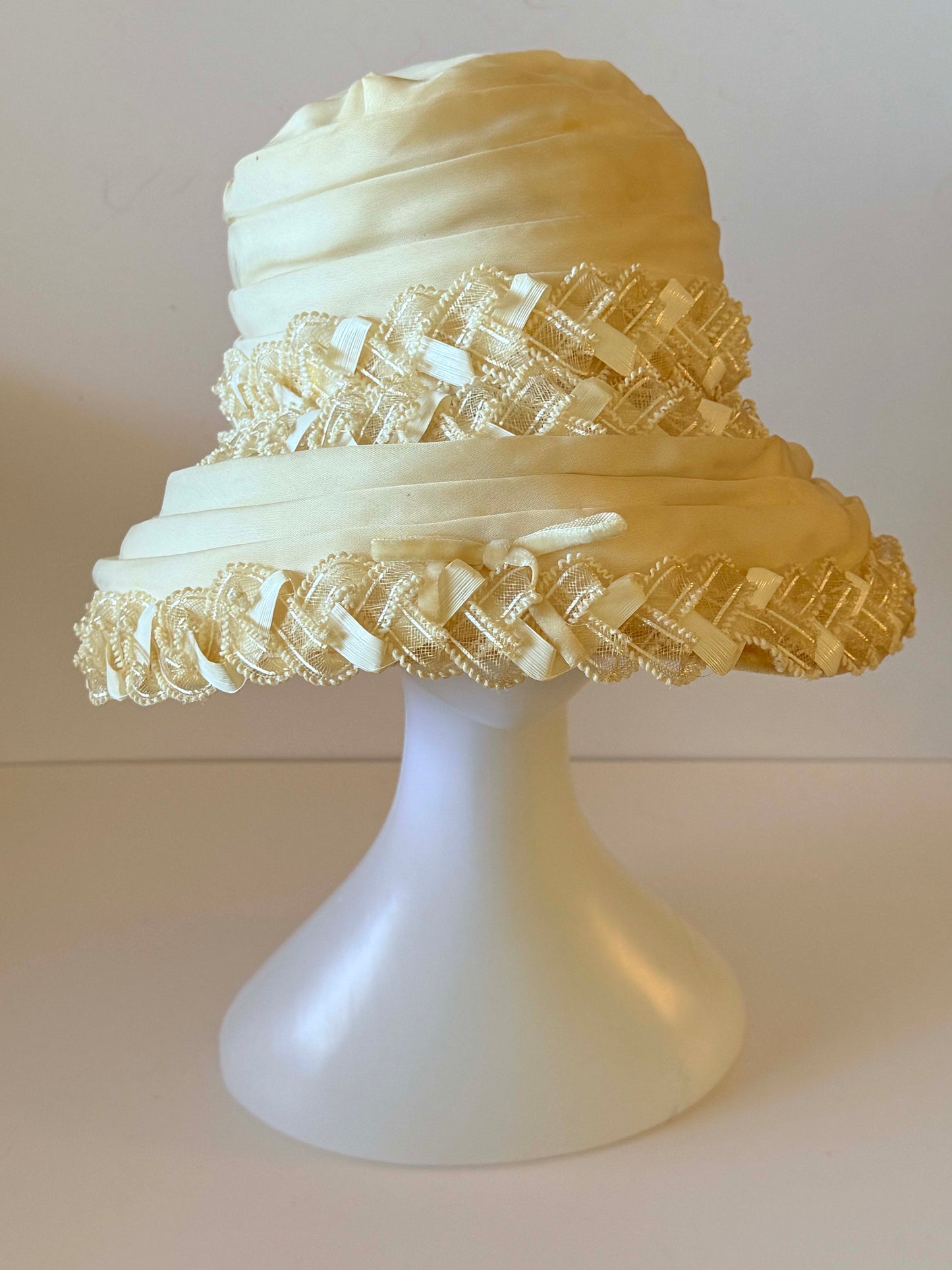 Vintage 1960s Cream Silk Chiffon Ribbon Bucket Hat – Lace Trim Wide Brim Garden Party Wedding Hat