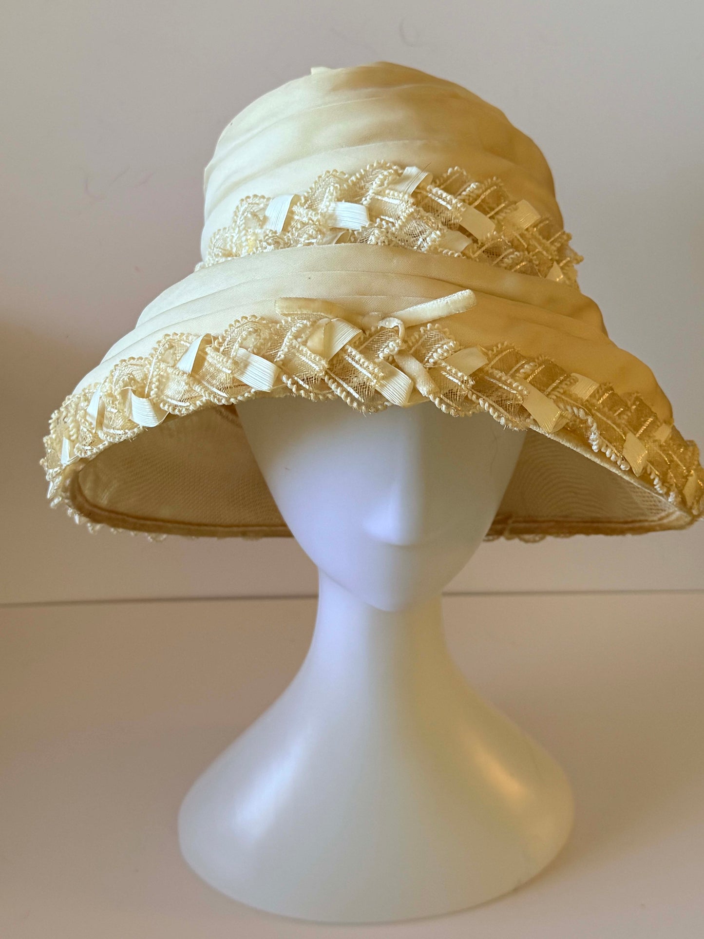 Vintage 1960s Cream Silk Chiffon Ribbon Bucket Hat – Lace Trim Wide Brim Garden Party Wedding Hat