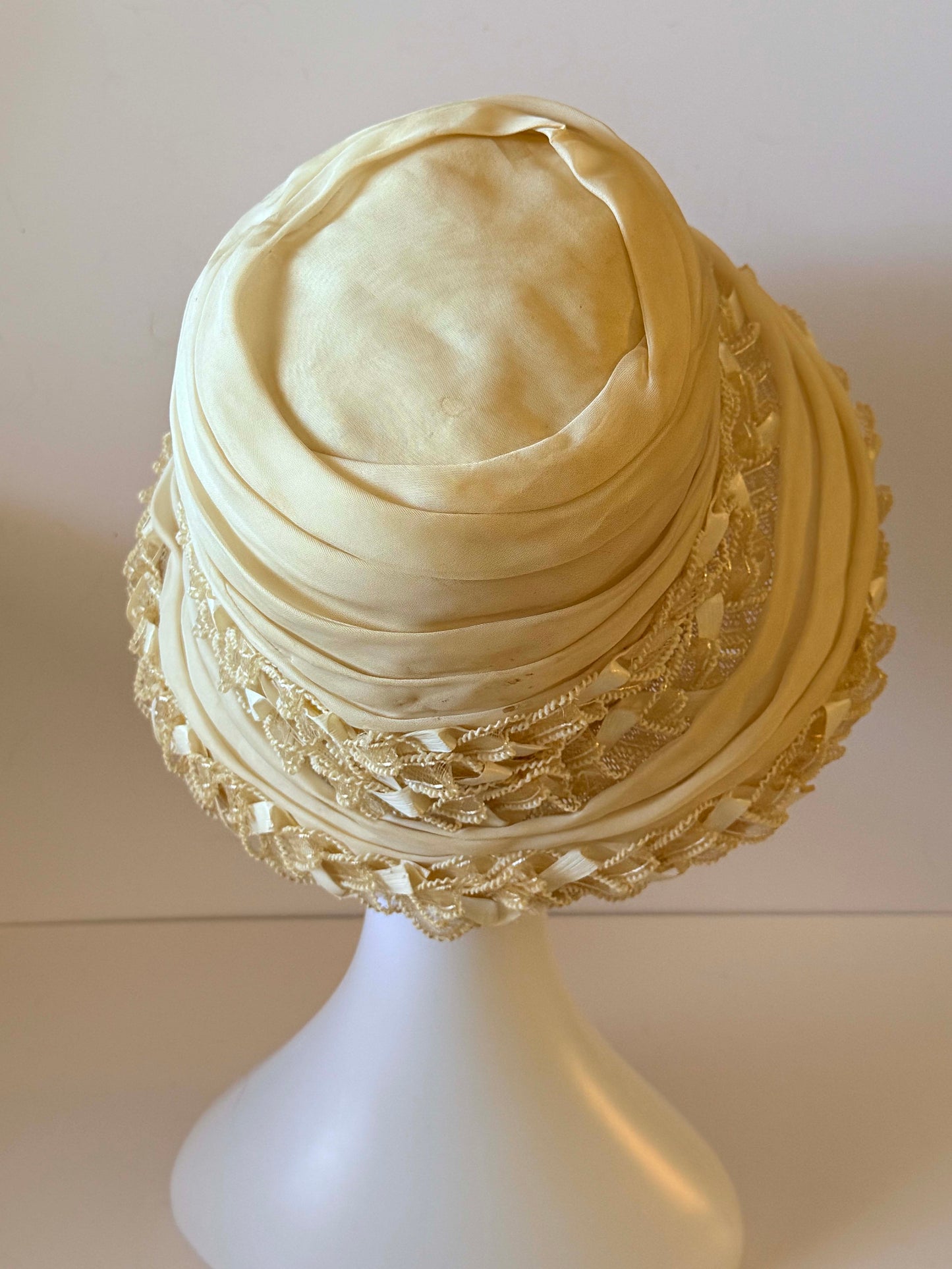 Vintage 1960s Cream Silk Chiffon Ribbon Bucket Hat – Lace Trim Wide Brim Garden Party Wedding Hat