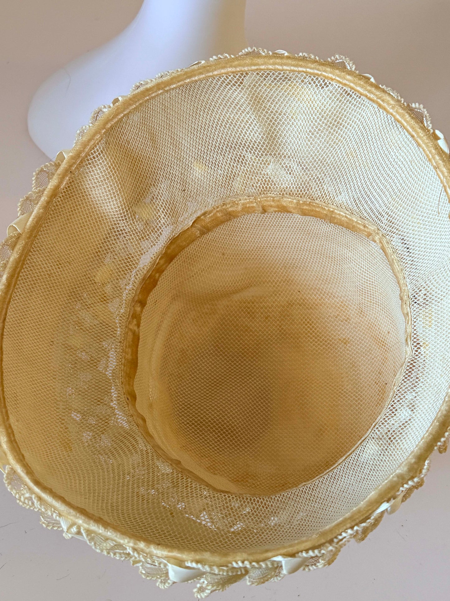 Vintage 1960s Cream Silk Chiffon Ribbon Bucket Hat – Lace Trim Wide Brim Garden Party Wedding Hat