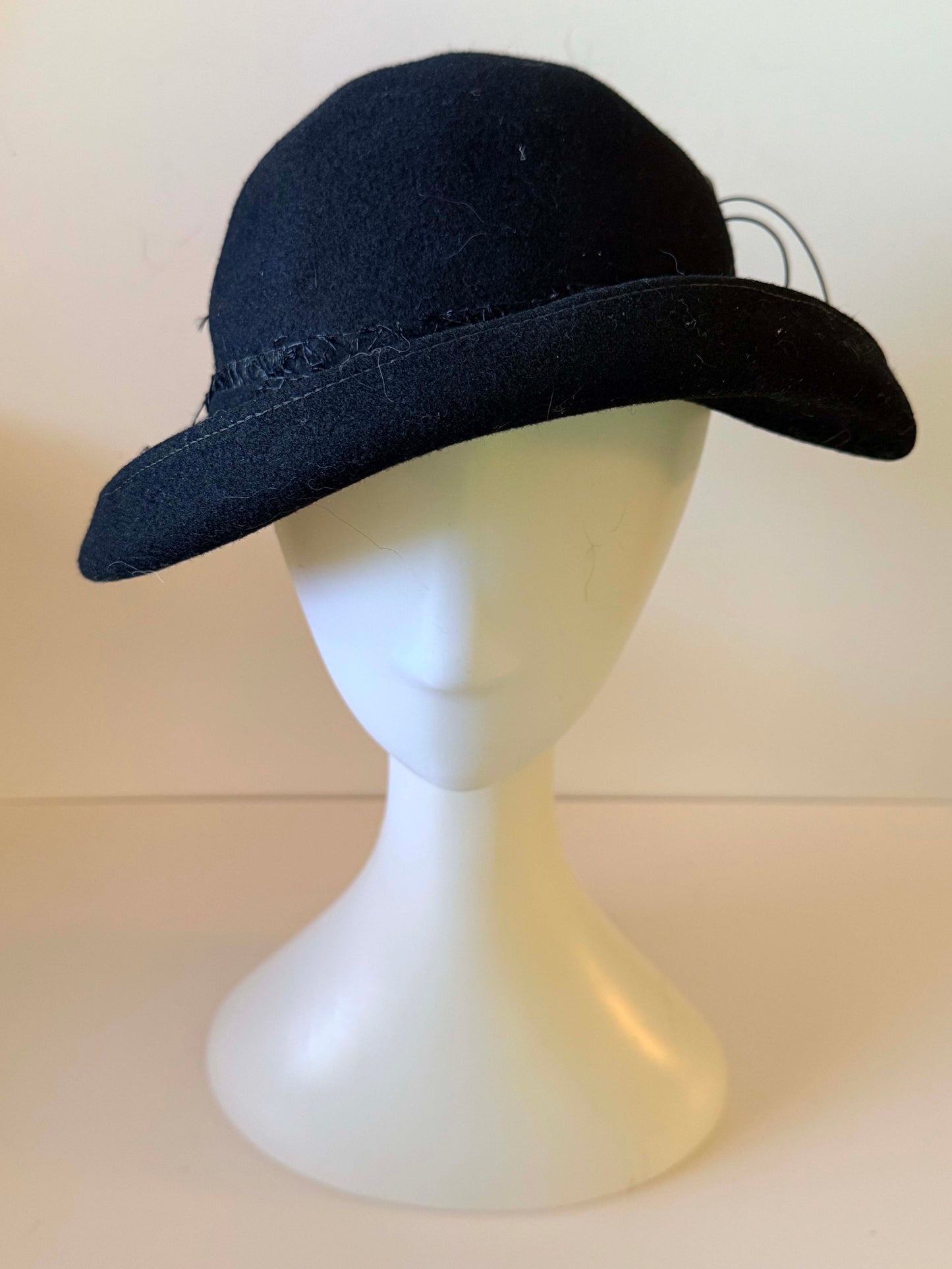 1940s Mr Charles Black Felt Cocktail Hat with Gold Deco Pin – Sculptural Mid Century Tilt Hat
