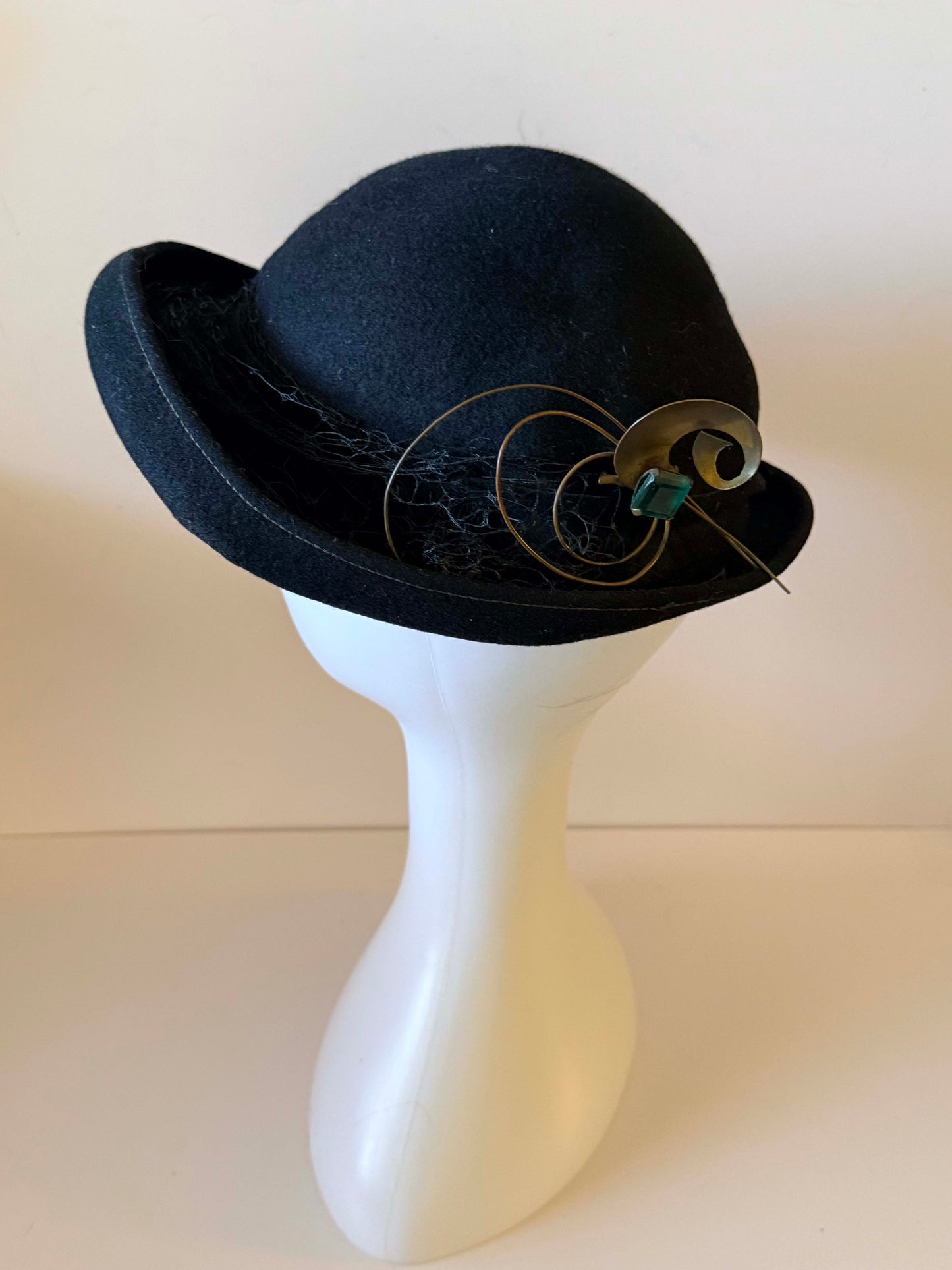 1940s Mr Charles Black Felt Cocktail Hat with Gold Deco Pin – Sculptural Mid Century Tilt Hat