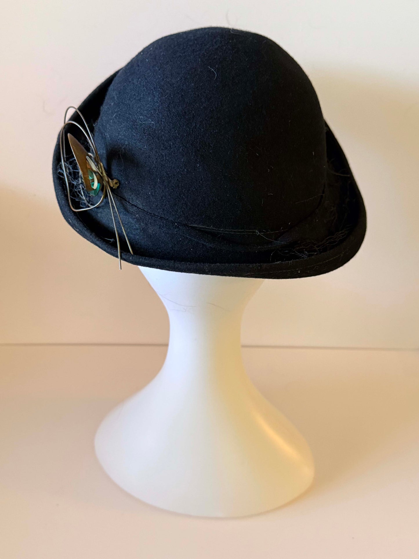 1940s Mr Charles Black Felt Cocktail Hat with Gold Deco Pin – Sculptural Mid Century Tilt Hat