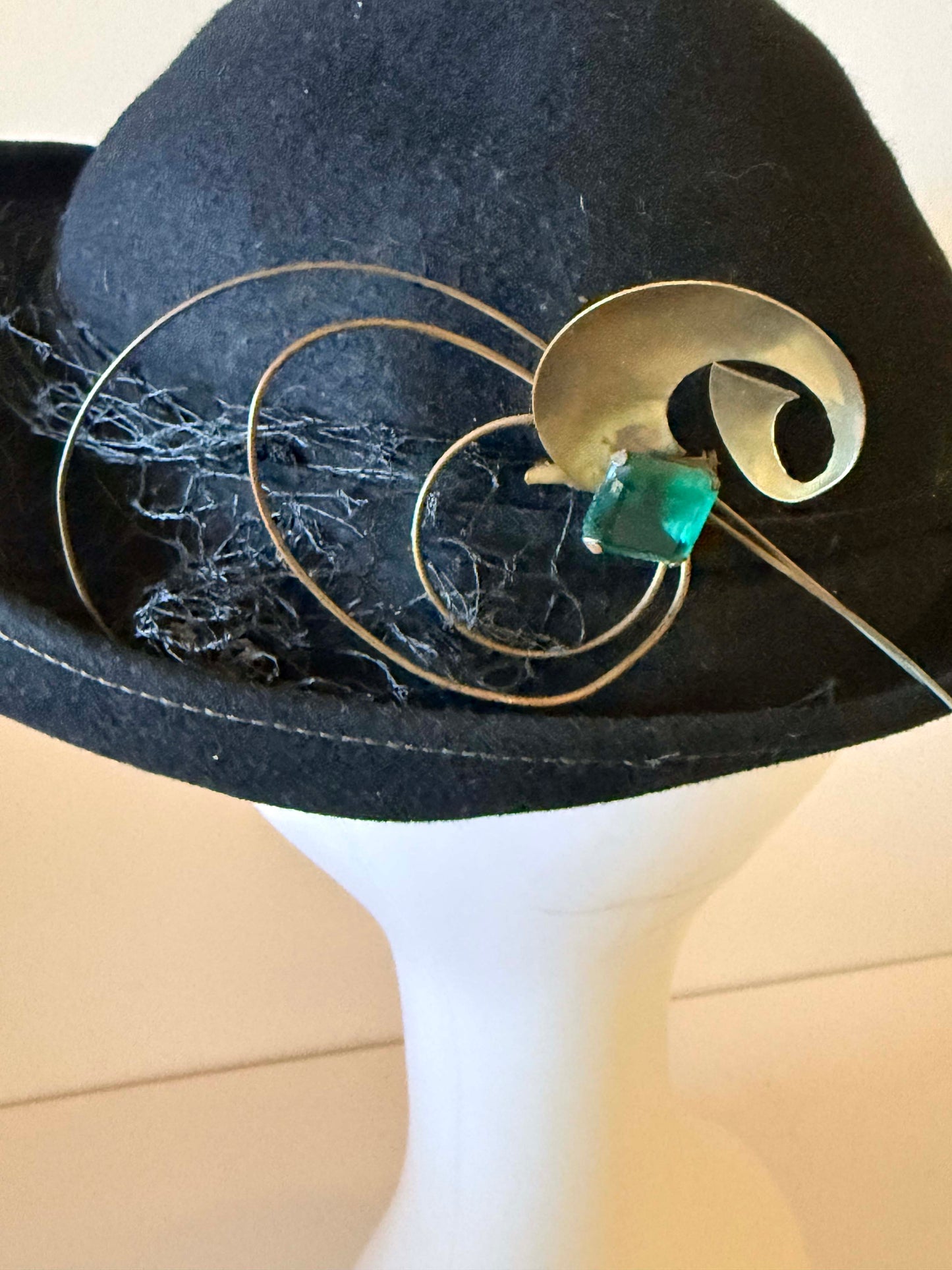 1940s Mr Charles Black Felt Cocktail Hat with Gold Deco Pin – Sculptural Mid Century Tilt Hat