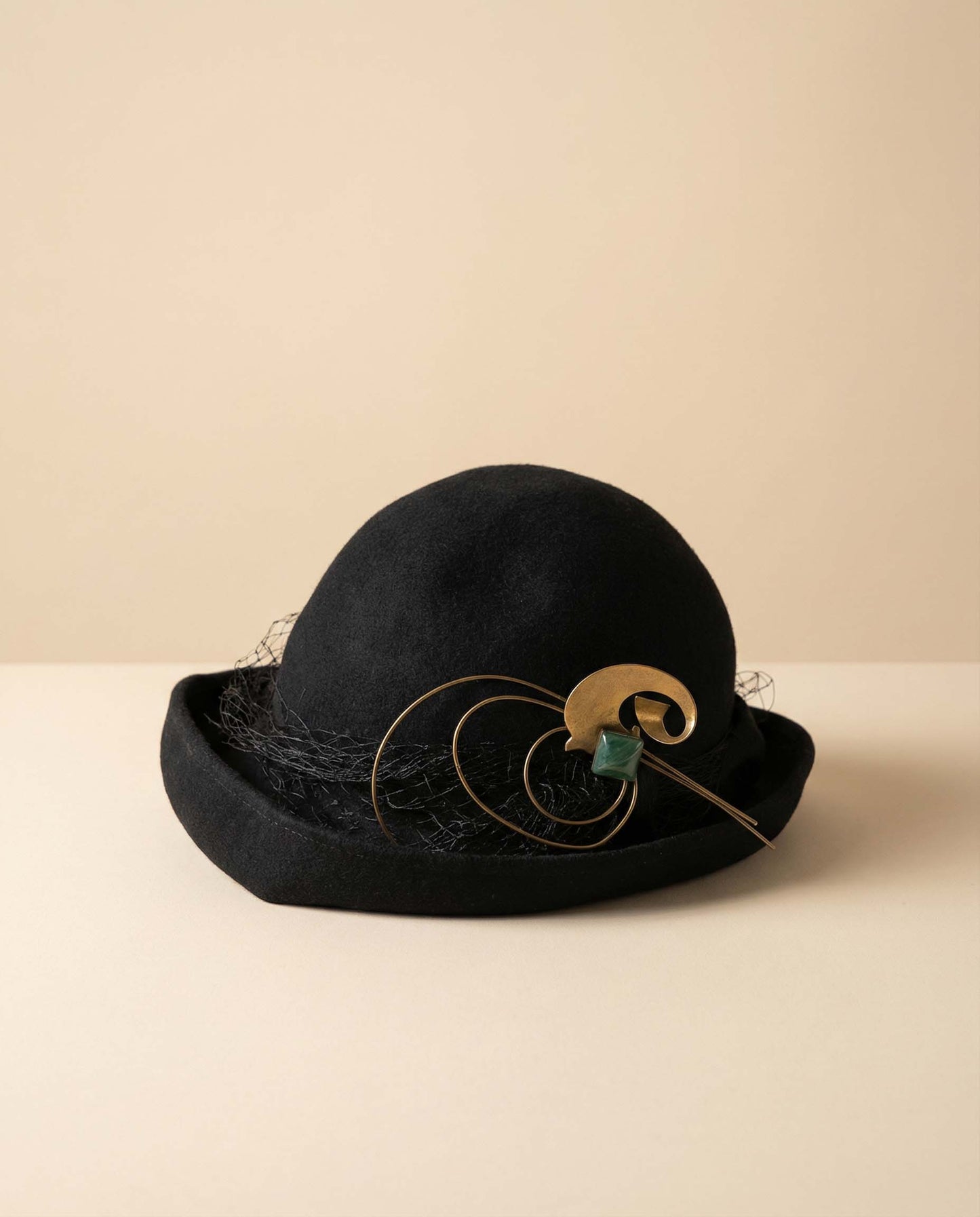 1940s Mr Charles Black Felt Cocktail Hat with Gold Deco Pin – Sculptural Mid Century Tilt Hat