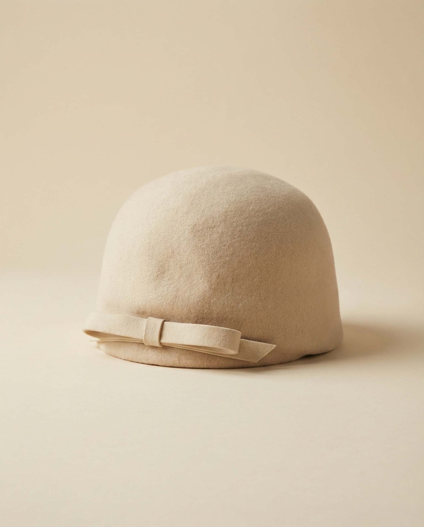 1960s Cream Felt Cloche Hat – Minimalist Mid Century Winter Hat with Bow
