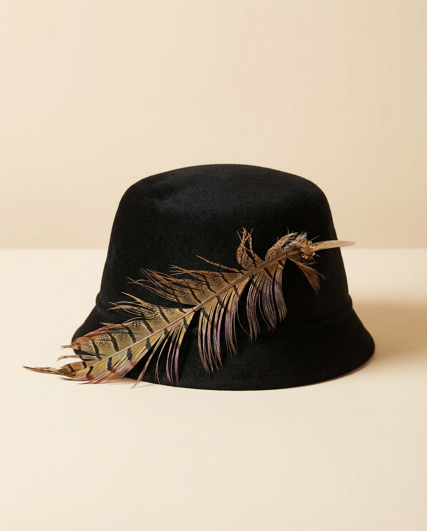 1940s Black Felt Hat with Feather Accent – Vintage Mid Century Statement Hat