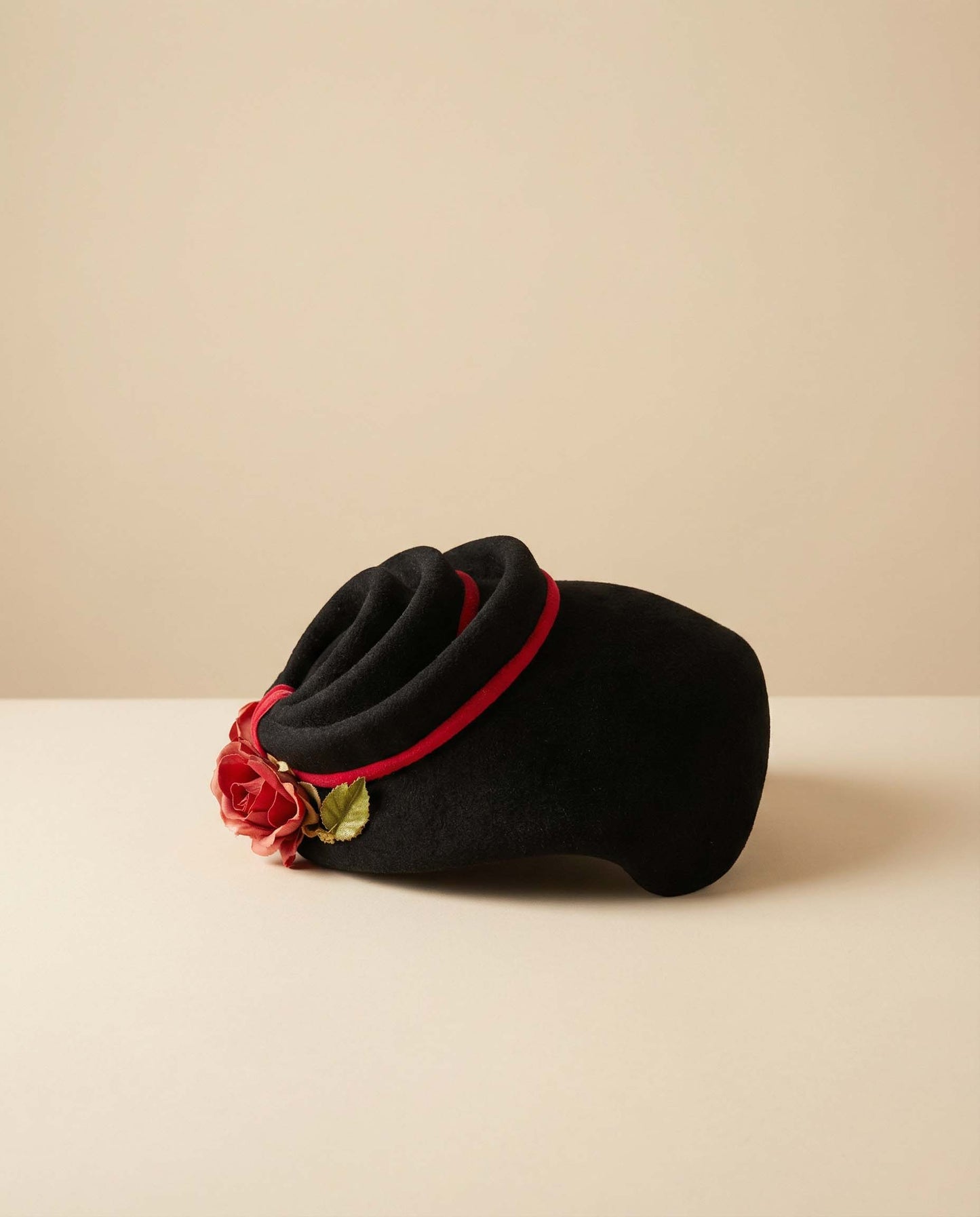 1940s–1950s Marche Navy - Black Felt Structured Vintage Hat with Red Trim | Vintage Roses Accent Hat