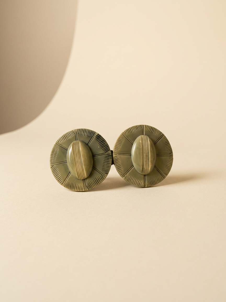 1930s–1940s Vintage Celluloid Belt Buckle – Olive Green Carved Disc Art Deco Sunburst Clasp – Sculptural Retro Statement Accessory