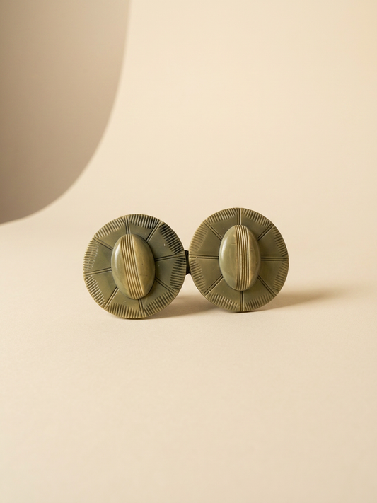 1930s–1940s Vintage Celluloid Belt Buckle – Olive Green Carved Disc Art Deco Sunburst Clasp – Sculptural Retro Statement Accessory