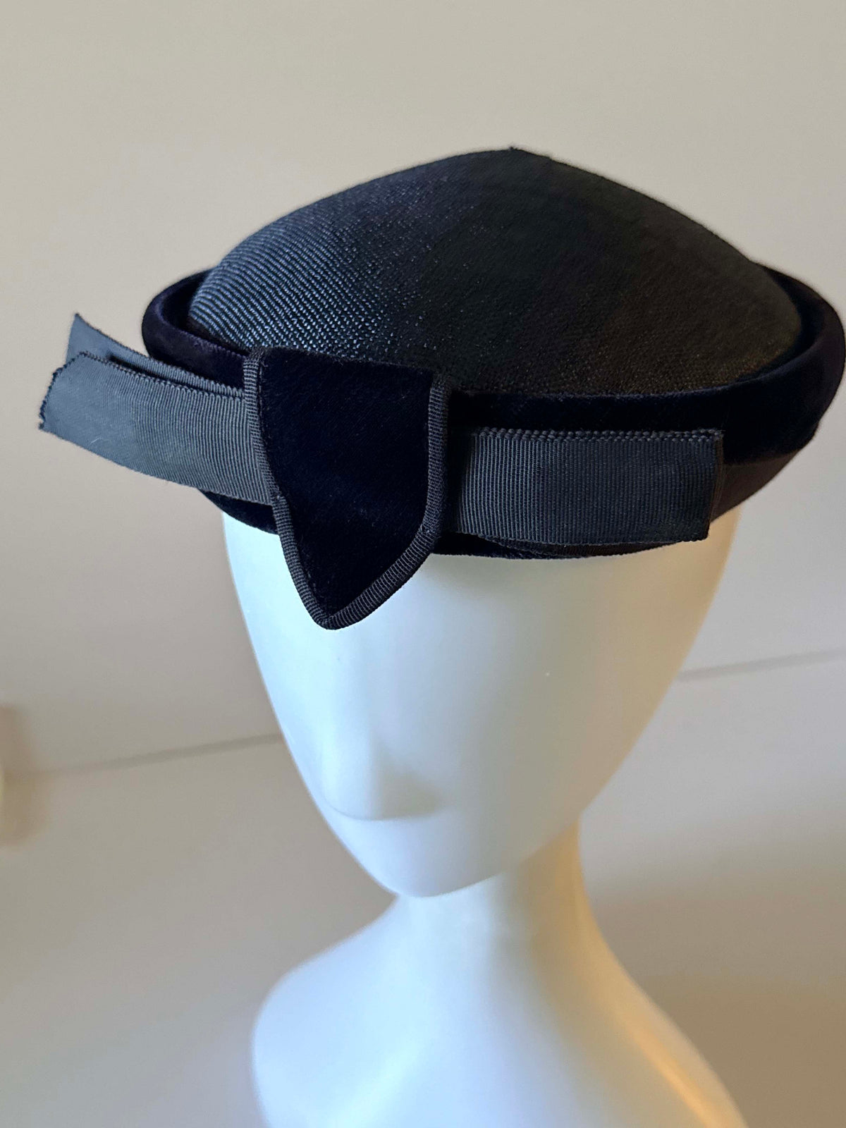 Vintage 1950s Joul de Luxe Black Pillbox Hat Velvet Shield Grosgrain Ribbon Mid Century Cocktail Hat Retro Millinery