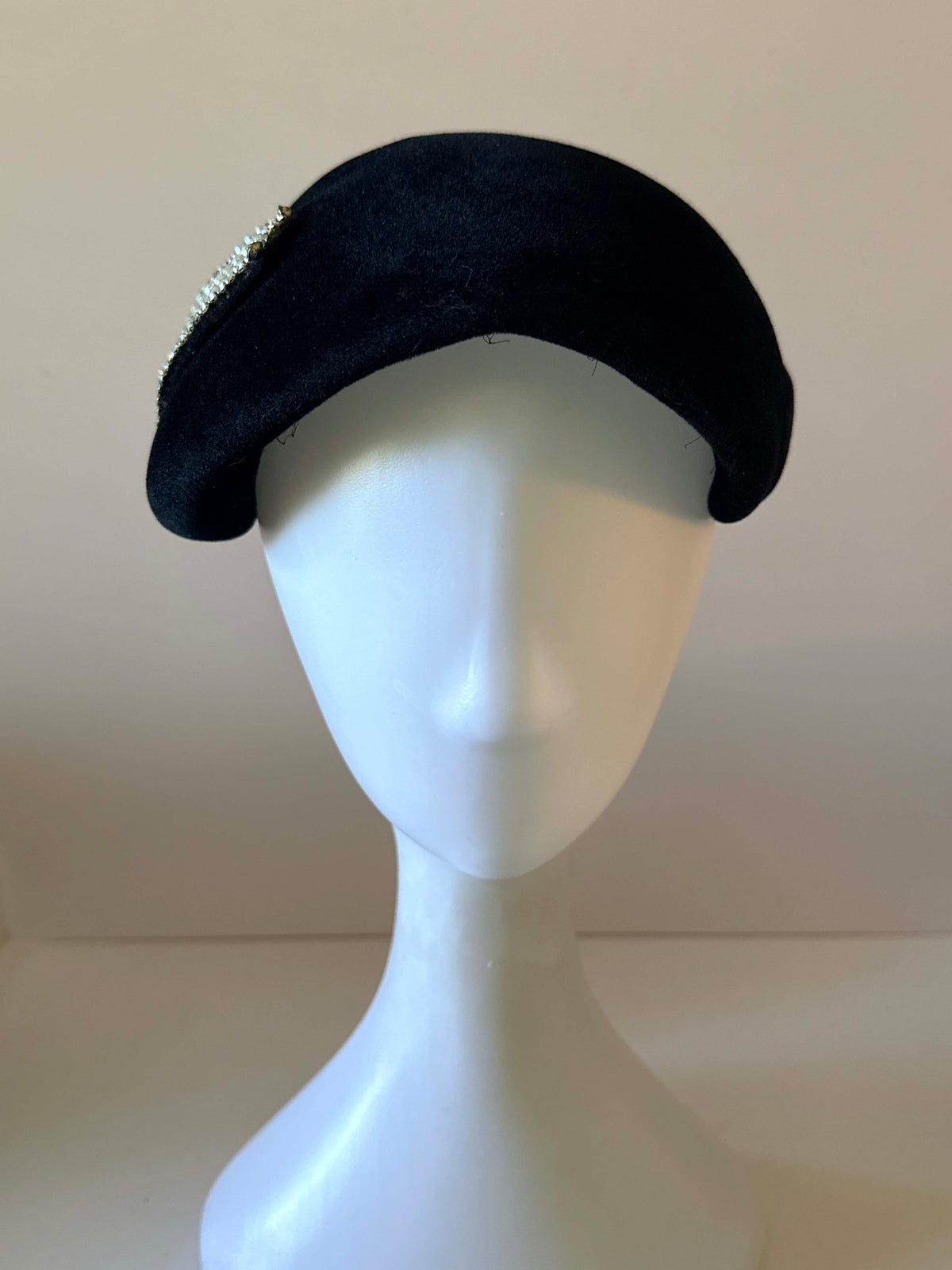 Vintage 1950s Black Felt Half Hat Rhinestone V Cocktail Hat Réplica de Parisienne Size 22