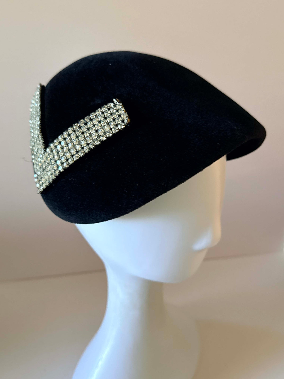 Vintage 1950s Black Felt Half Hat Rhinestone V Cocktail Hat Réplica de Parisienne Size 22