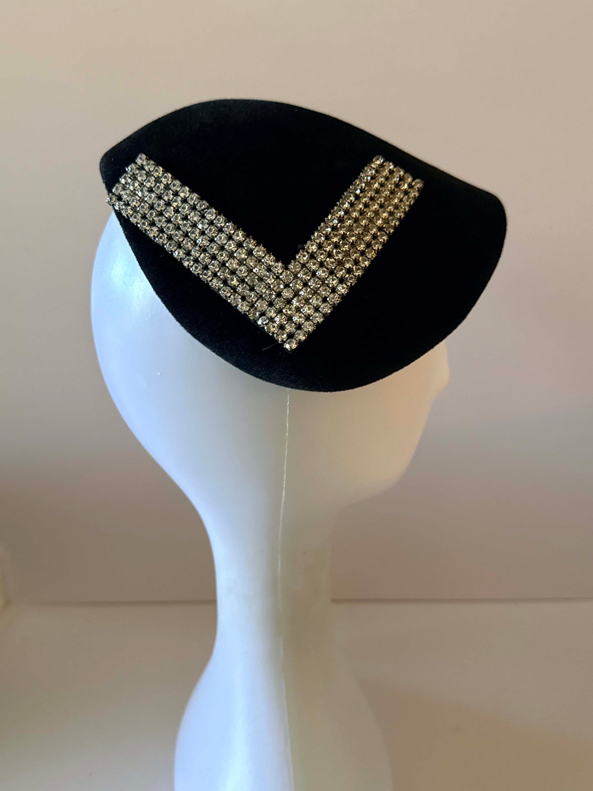 Vintage 1950s Black Felt Half Hat Rhinestone V Cocktail Hat Réplica de Parisienne Size 22