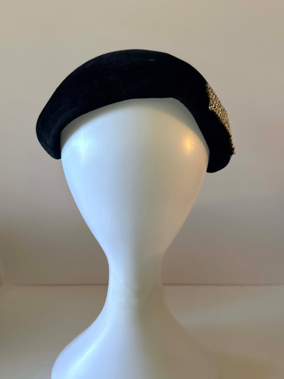 Vintage 1950s Black Felt Half Hat Rhinestone V Cocktail Hat Réplica de Parisienne Size 22