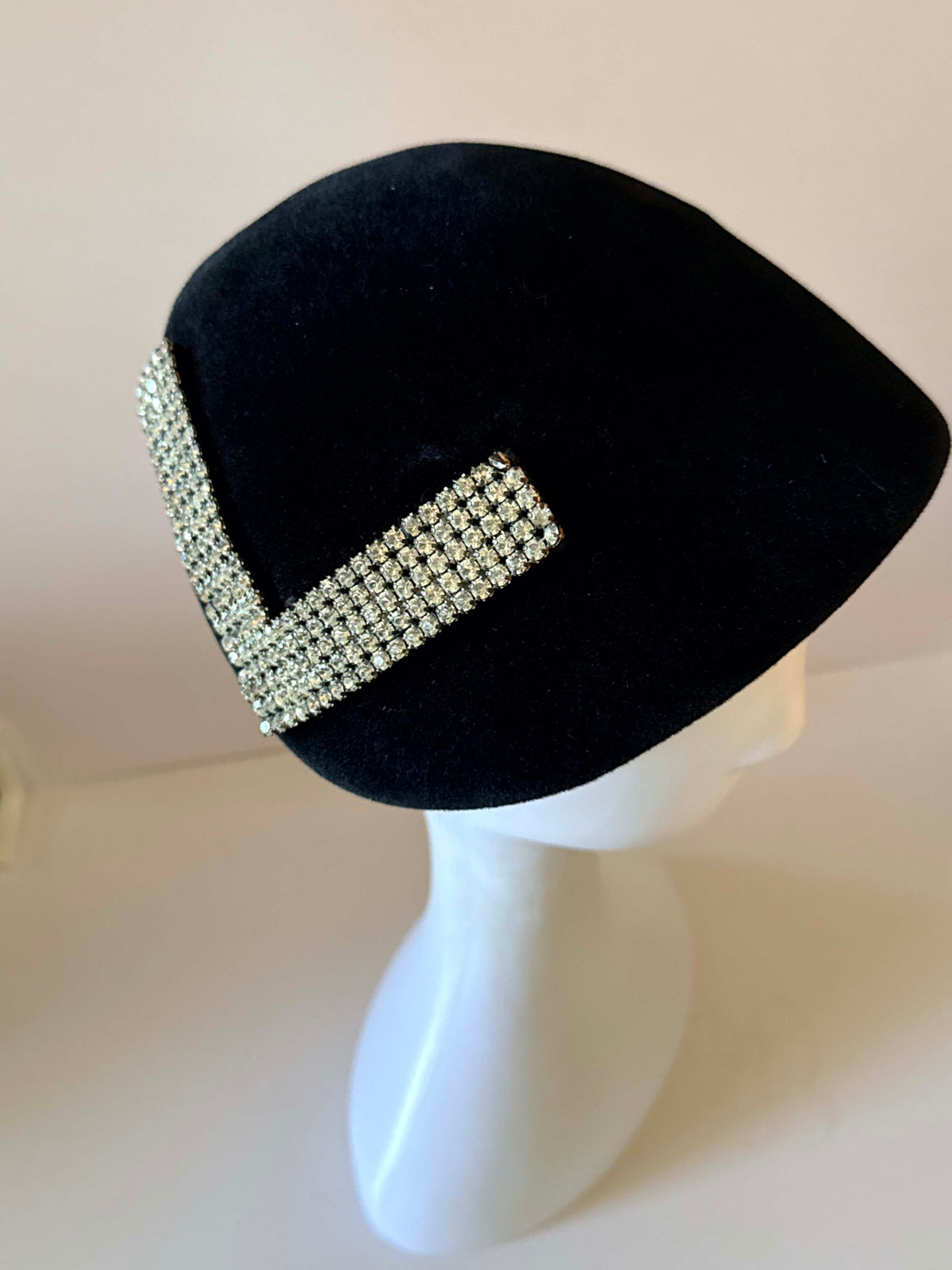 Vintage 1950s Black Felt Half Hat Rhinestone V Cocktail Hat Réplica de Parisienne Size 22
