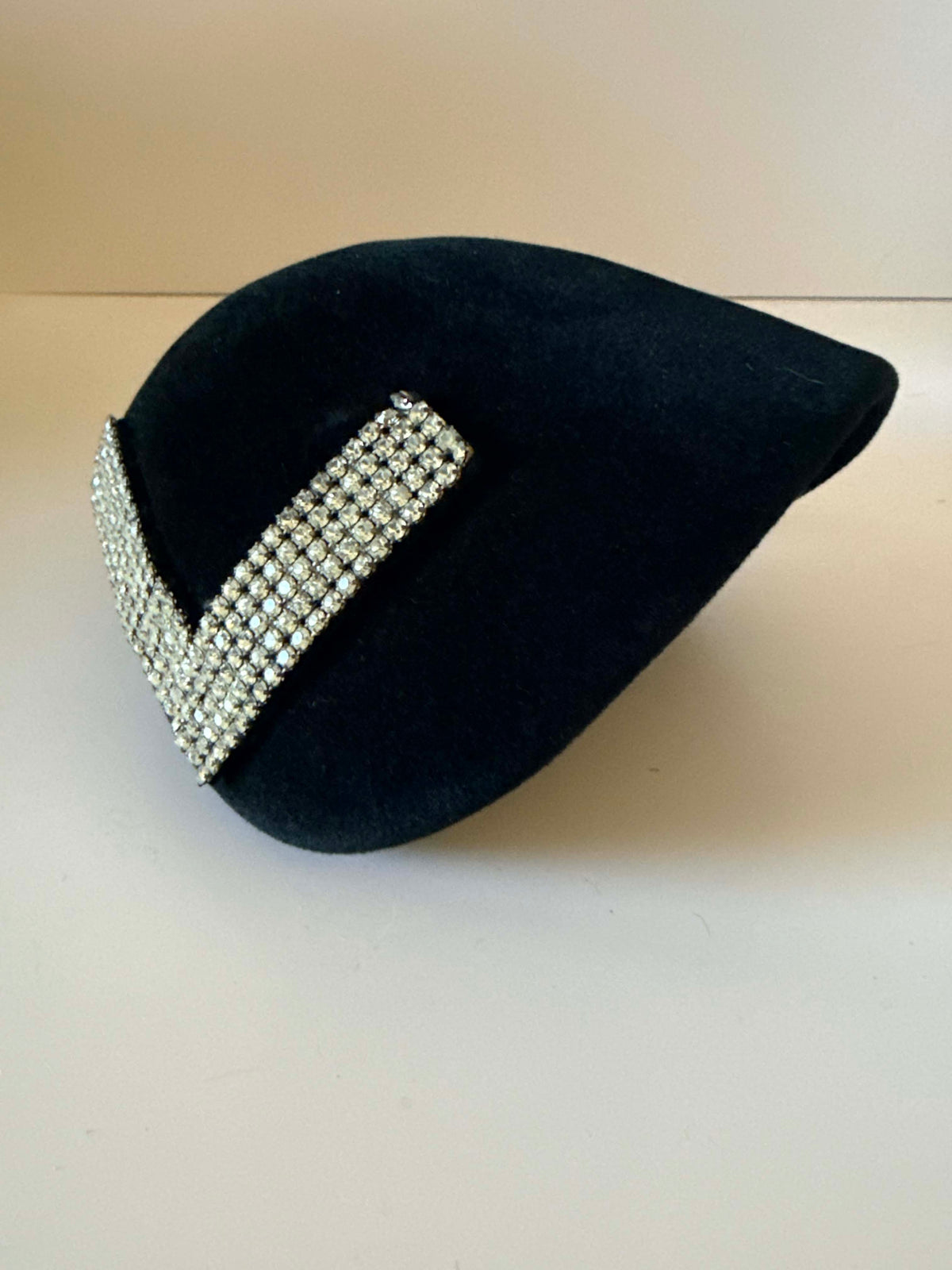 Vintage 1950s Black Felt Half Hat Rhinestone V Cocktail Hat Réplica de Parisienne Size 22