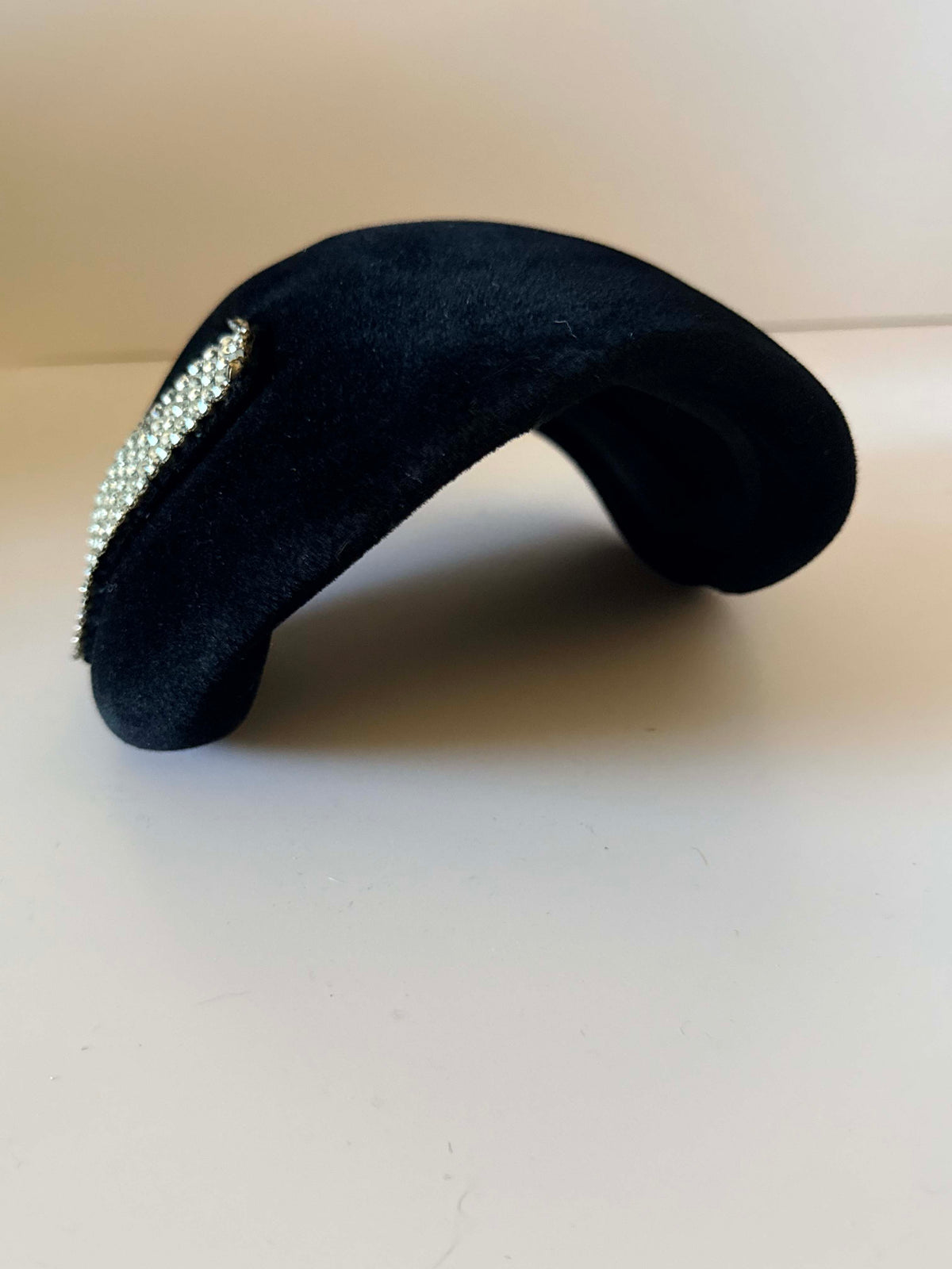 Vintage 1950s Black Felt Half Hat Rhinestone V Cocktail Hat Réplica de Parisienne Size 22