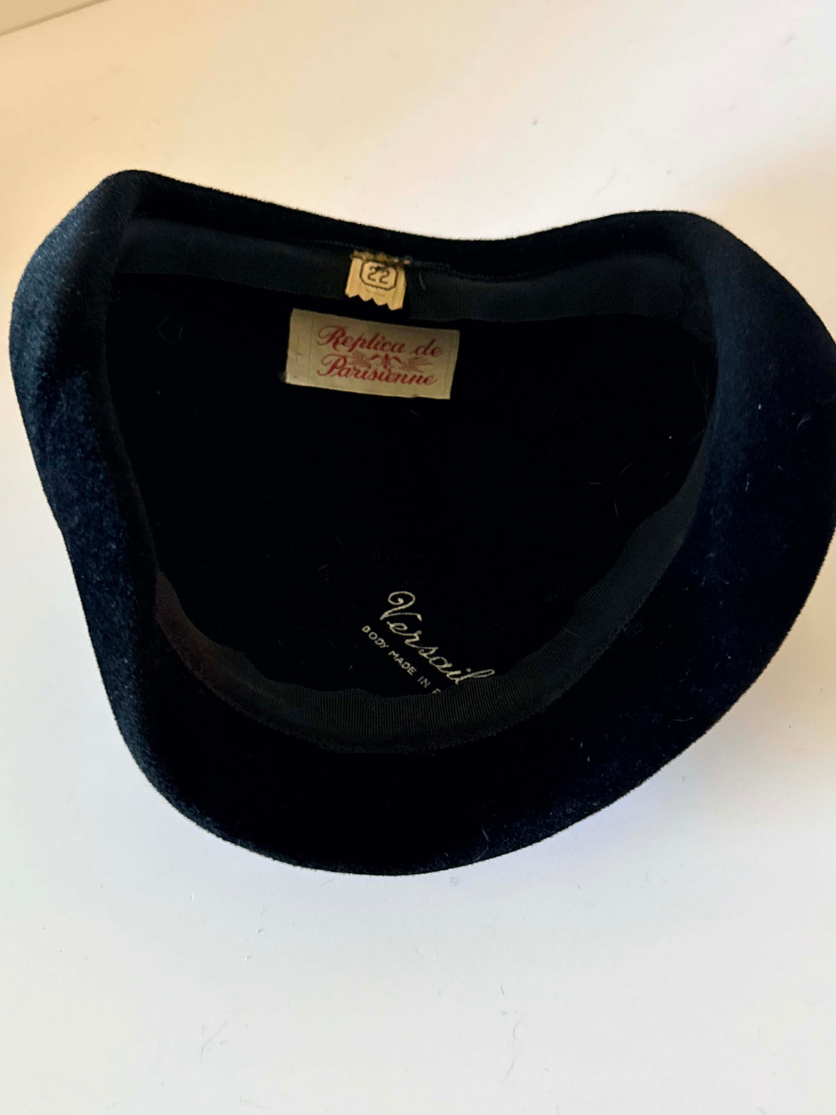 Vintage 1950s Black Felt Half Hat Rhinestone V Cocktail Hat Réplica de Parisienne Size 22