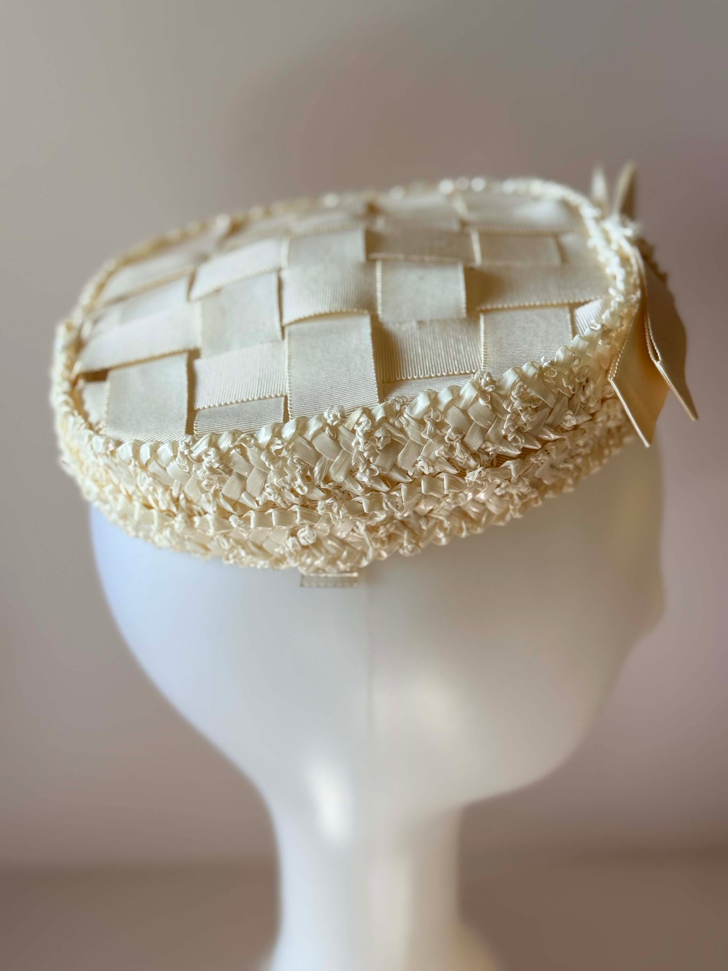 Vintage Ivory Ribbon Woven Pillbox Hat | 1950s Bridal Cocktail Hat | Basket Weave Grosgrain Fascinator | Mid Century Wedding Millinery