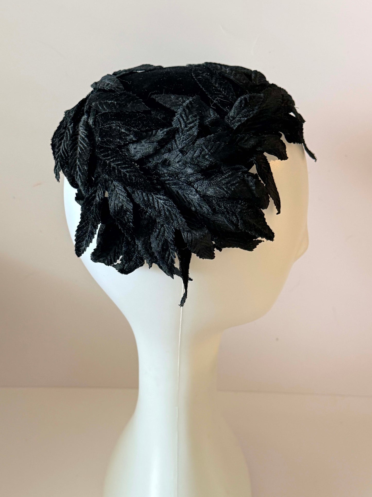 Vintage 1950s Black Leaf Cocktail Hat | Sculptural Velvet Leaf Fascinator | Mid Century Half Hat | Gothic Elegance Millinery | Audrey Hepburn Style Hat
