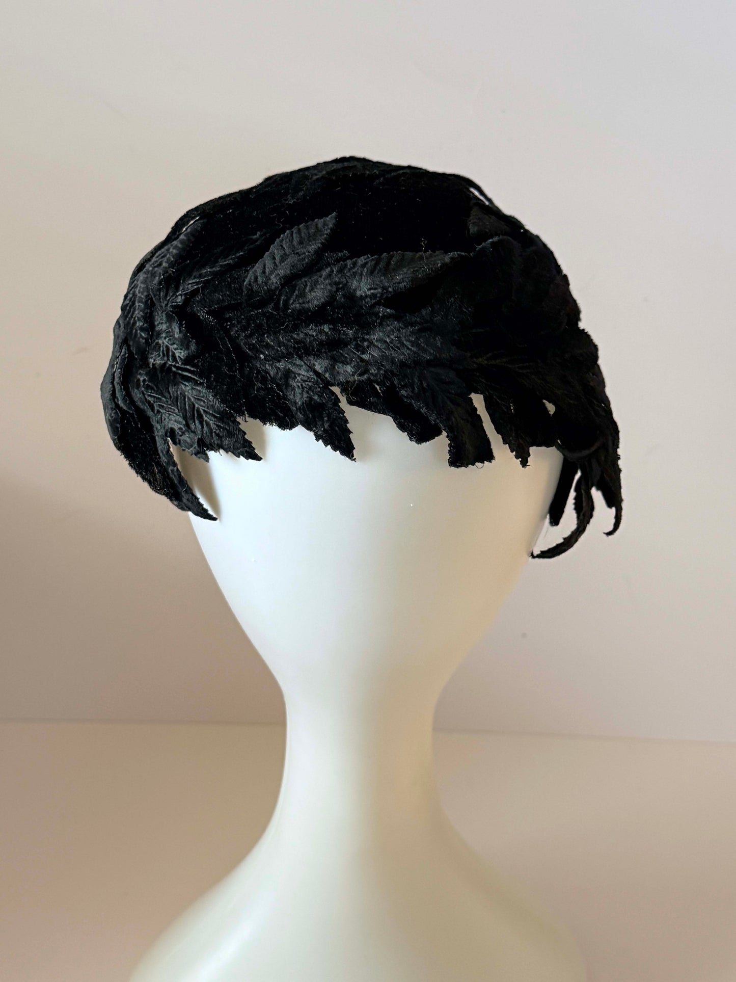 Vintage 1950s Black Leaf Cocktail Hat | Sculptural Velvet Leaf Fascinator | Mid Century Half Hat | Gothic Elegance Millinery | Audrey Hepburn Style Hat