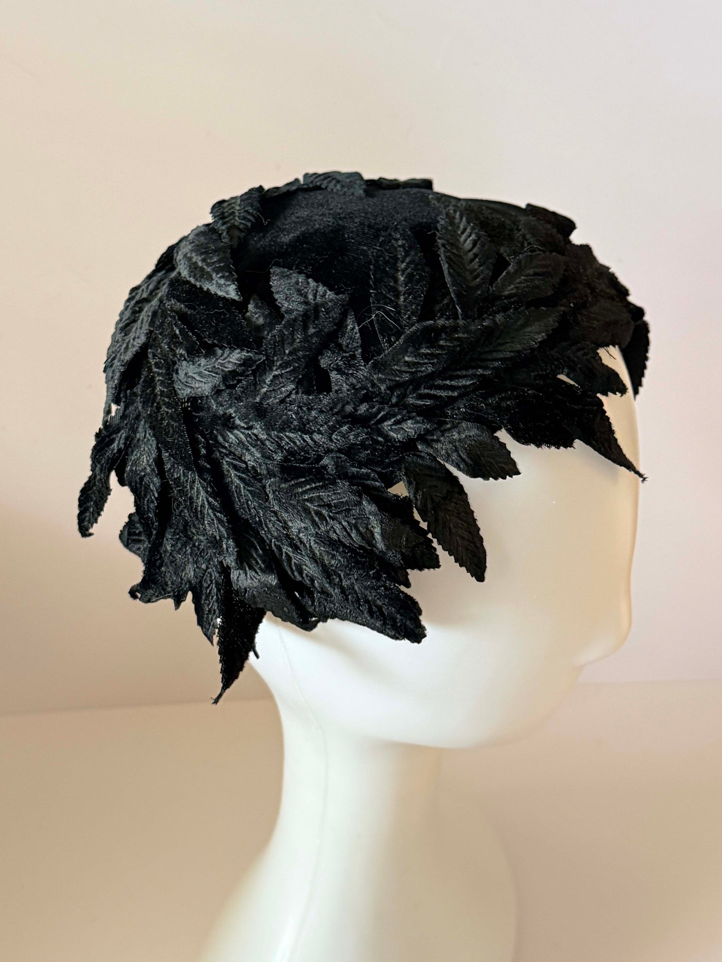 Vintage 1950s Black Leaf Cocktail Hat | Sculptural Velvet Leaf Fascinator | Mid Century Half Hat | Gothic Elegance Millinery | Audrey Hepburn Style Hat